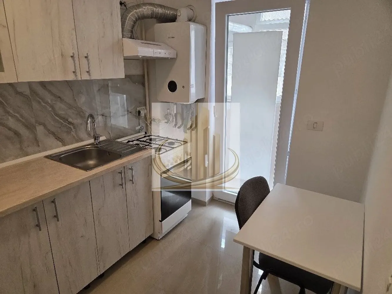 Grand Mobilis-Garsoniera moderna, Giroc, mutare imediată - Grand Mobilis Imobiliare vă propune spre închiriere un apartament cu o camera în Giroc, pe strada Trandafirilor.

Locuința este amplasată la etajul 1 și dispune de o suprafață utilă de 33 mp, fiind ideală pentru o persoană sau un cuplu care își dorește confort și acces facil către oraș.

Garsoniera este complet mobilată și utilată, oferind toate facilitățile necesare pentru un trai confortabil:
 • Cameră luminoasă
 • Bucătărie închisă
 • Baie
 • Hol
 • Balcon închis

Dotări:
 • Aer condiționat
 • Electrocasnice și mobilier funcțional

Proprietatea este disponibilă imediat, fiind pregătită pentru mutare fără investiții suplimentare.

Avantaje:
 • Zonă liniștită și accesibilă
 • Compartimentare practică
 • Ideală pentru locuire rapidă

Pentru mai multe detalii și programarea unei vizionări, vă stăm cu drag la dispoziție!
ID intern CP3036161