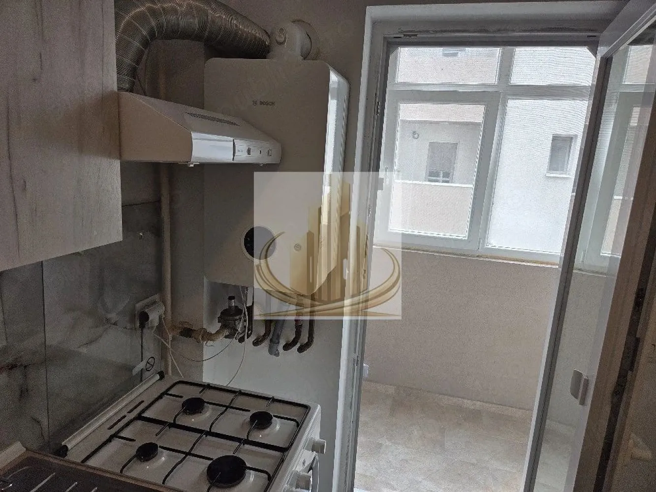 Grand Mobilis-Garsoniera moderna, Giroc, mutare imediată - Grand Mobilis Imobiliare vă propune spre închiriere un apartament cu o camera în Giroc, pe strada Trandafirilor.

Locuința este amplasată la etajul 1 și dispune de o suprafață utilă de 33 mp, fiind ideală pentru o persoană sau un cuplu care își dorește confort și acces facil către oraș.

Garsoniera este complet mobilată și utilată, oferind toate facilitățile necesare pentru un trai confortabil:
 • Cameră luminoasă
 • Bucătărie închisă
 • Baie
 • Hol
 • Balcon închis

Dotări:
 • Aer condiționat
 • Electrocasnice și mobilier funcțional

Proprietatea este disponibilă imediat, fiind pregătită pentru mutare fără investiții suplimentare.

Avantaje:
 • Zonă liniștită și accesibilă
 • Compartimentare practică
 • Ideală pentru locuire rapidă

Pentru mai multe detalii și programarea unei vizionări, vă stăm cu drag la dispoziție!
ID intern CP3036161