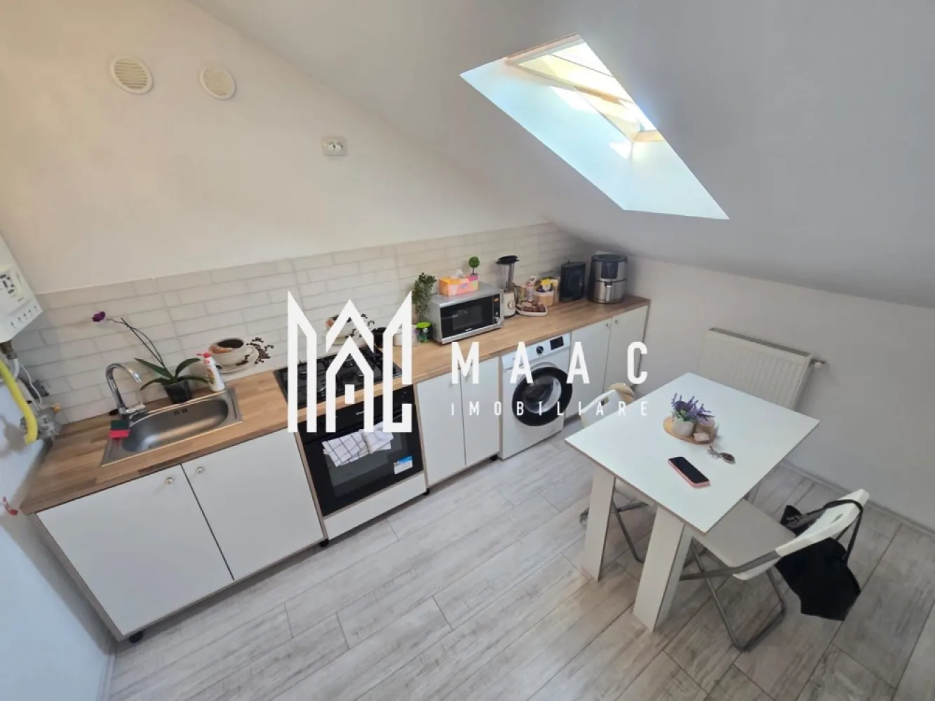 Apartament cu o camera Turnisor Neppendorf - MAAC Imobiliare vă propune spre vânzare apartament cu o camera în Turnișor, zona Neppendorf (în spate Lukoil), ideal atât pentru investiție, cât și pentru locuit, fiind deja închiriate și generând un venit lunar de 270 euro. 

Garsoniera are o suprafață utilă de 36.6mp și este compartimentată eficient, oferind confort și funcționalitate pentru locuire.

Compartimentare pentru fiecare unitate:
-hol la intrare
-bucătărie separată
-baie cu geam de aerisire
-dormitor

Garsoniera se vinde complet mobilata și utilata, cu predare de chiriași, fiind o oportunitate excelentă pentru investitori care doresc un randament imediat. 

Pentru mai multe detalii, vă rugăm să menționați CP3036056 la telefon..