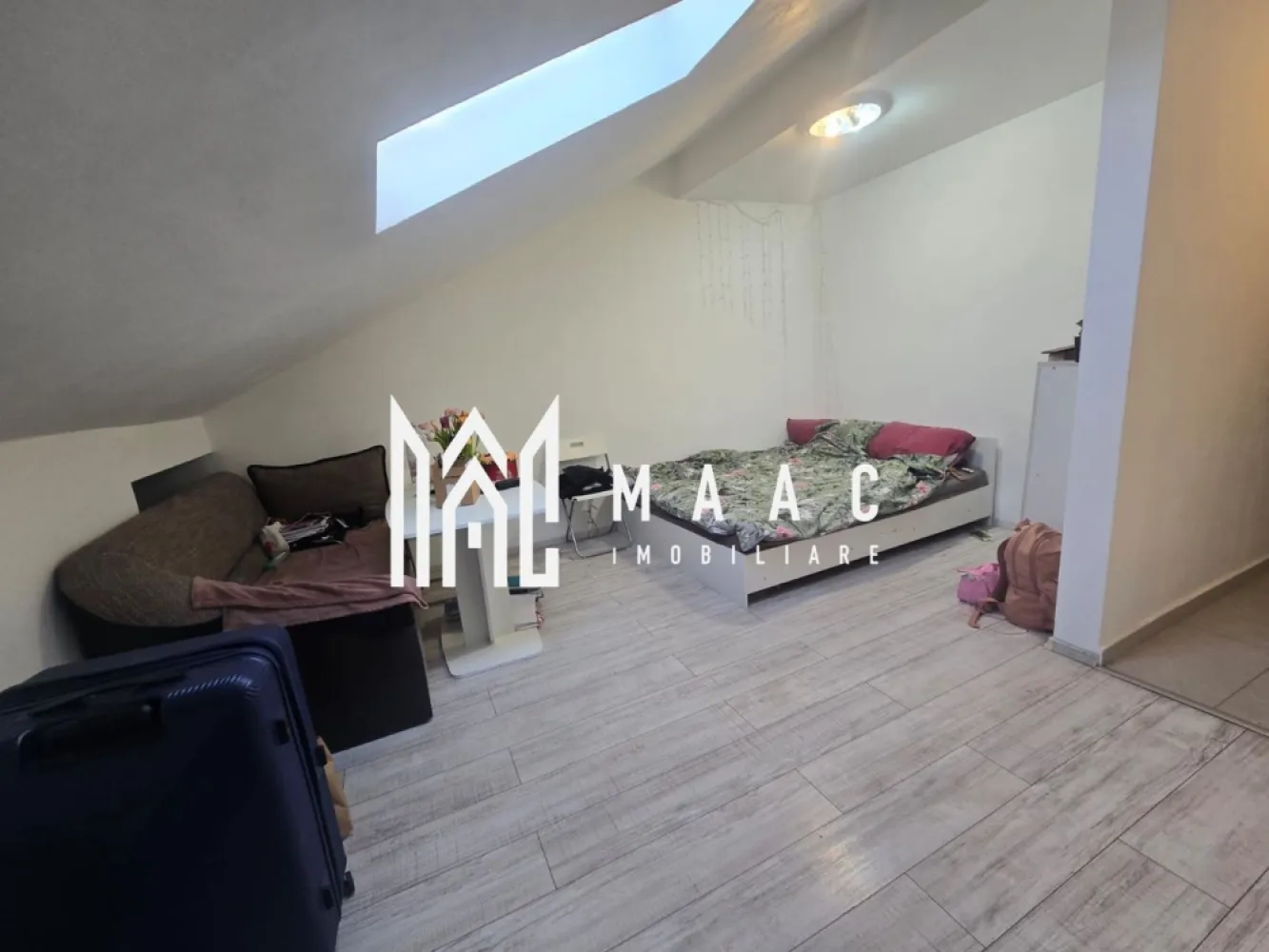 Apartament cu o camera Turnisor Neppendorf - MAAC Imobiliare vă propune spre vânzare apartament cu o camera în Turnișor, zona Neppendorf (în spate Lukoil), ideal atât pentru investiție, cât și pentru locuit, fiind deja închiriate și generând un venit lunar de 270 euro. 

Garsoniera are o suprafață utilă de 36.6mp și este compartimentată eficient, oferind confort și funcționalitate pentru locuire.

Compartimentare pentru fiecare unitate:
-hol la intrare
-bucătărie separată
-baie cu geam de aerisire
-dormitor

Garsoniera se vinde complet mobilata și utilata, cu predare de chiriași, fiind o oportunitate excelentă pentru investitori care doresc un randament imediat. 

Pentru mai multe detalii, vă rugăm să menționați CP3036056 la telefon..