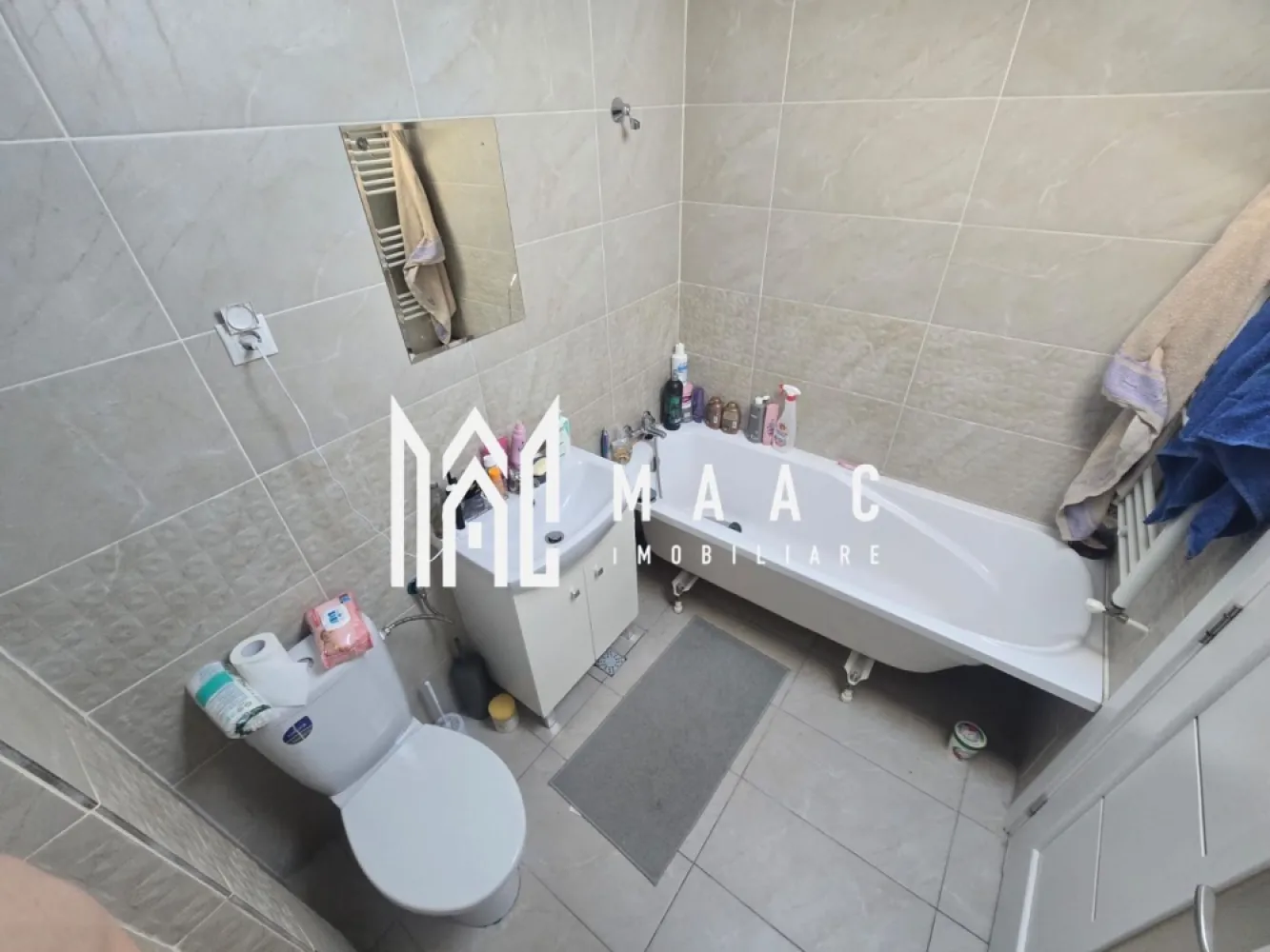 Apartament cu o camera Turnisor Neppendorf - MAAC Imobiliare vă propune spre vânzare apartament cu o camera în Turnișor, zona Neppendorf (în spate Lukoil), ideal atât pentru investiție, cât și pentru locuit, fiind deja închiriate și generând un venit lunar de 270 euro. 

Garsoniera are o suprafață utilă de 36.6mp și este compartimentată eficient, oferind confort și funcționalitate pentru locuire.

Compartimentare pentru fiecare unitate:
-hol la intrare
-bucătărie separată
-baie cu geam de aerisire
-dormitor

Garsoniera se vinde complet mobilata și utilata, cu predare de chiriași, fiind o oportunitate excelentă pentru investitori care doresc un randament imediat. 

Pentru mai multe detalii, vă rugăm să menționați CP3036056 la telefon..