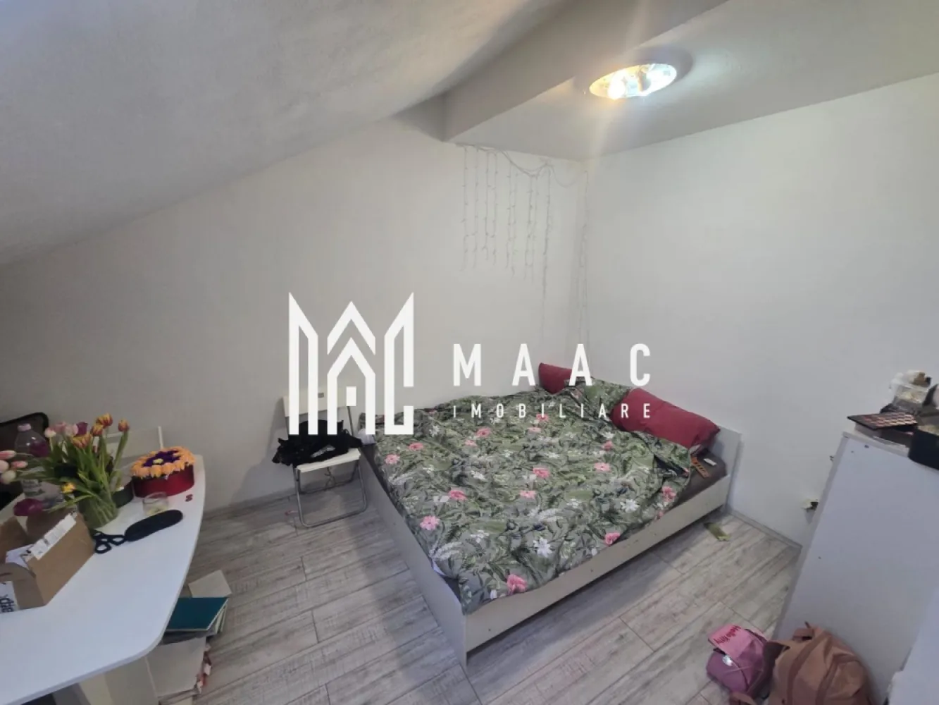 Apartament cu o camera Turnisor Neppendorf - MAAC Imobiliare vă propune spre vânzare apartament cu o camera în Turnișor, zona Neppendorf (în spate Lukoil), ideal atât pentru investiție, cât și pentru locuit, fiind deja închiriate și generând un venit lunar de 270 euro. 

Garsoniera are o suprafață utilă de 36.6mp și este compartimentată eficient, oferind confort și funcționalitate pentru locuire.

Compartimentare pentru fiecare unitate:
-hol la intrare
-bucătărie separată
-baie cu geam de aerisire
-dormitor

Garsoniera se vinde complet mobilata și utilata, cu predare de chiriași, fiind o oportunitate excelentă pentru investitori care doresc un randament imediat. 

Pentru mai multe detalii, vă rugăm să menționați CP3036056 la telefon..
