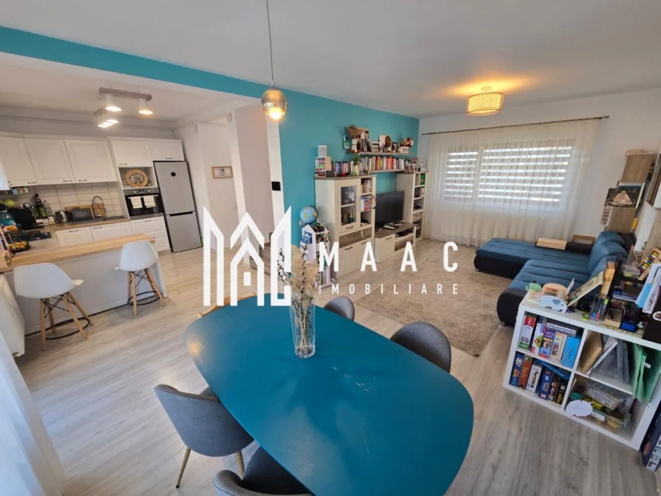 Casa moderna 4 camere mobilat utilata Selimbar - Agentia Maac imobiliare va propune spre vanzare o casa modern compartimentata si utilata situata in Selimbar zona rezidentiala de case.

Casa de vanzare este de tip triplex situata la mijloc :

- suprafata utila 160 mp ( P+1+ M )
- Certificat energetic Clasa A
- 2 locuri de parcare in fata
- curte si gradina in spate 60 mp 

Compartimentarea casei este una moderna si decomandata :

- parterul este compus din : bucatarie, living + zona de luat masa , camera tehnica , baie serviciu si spatii pentru depozitare
- etajul este dispune de dormitor matrimonial cu baie proprie , dormitor cu dulap si spatiu pentru depozitare, birou (dormitor mic), si baie.
- Mansarda este de tip open-space si este locuibila si dispune de spatii pentru depozitare

Casa se vinde mobilata si utilata iar pentru mai multe detalii specificati CP3036128 la telefon .