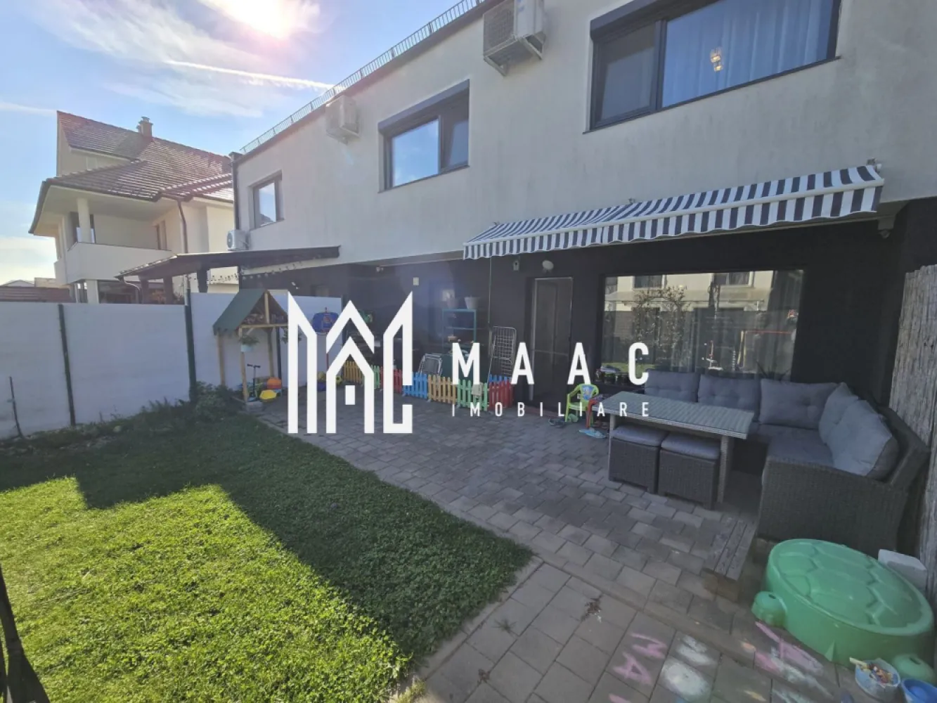 Casa moderna 4 camere mobilat utilata Selimbar - Agentia Maac imobiliare va propune spre vanzare o casa modern compartimentata si utilata situata in Selimbar zona rezidentiala de case.

Casa de vanzare este de tip triplex situata la mijloc :

- suprafata utila 160 mp ( P+1+ M )
- Certificat energetic Clasa A
- 2 locuri de parcare in fata
- curte si gradina in spate 60 mp 

Compartimentarea casei este una moderna si decomandata :

- parterul este compus din : bucatarie, living + zona de luat masa , camera tehnica , baie serviciu si spatii pentru depozitare
- etajul este dispune de dormitor matrimonial cu baie proprie , dormitor cu dulap si spatiu pentru depozitare, birou (dormitor mic), si baie.
- Mansarda este de tip open-space si este locuibila si dispune de spatii pentru depozitare

Casa se vinde mobilata si utilata iar pentru mai multe detalii specificati CP3036128 la telefon .
