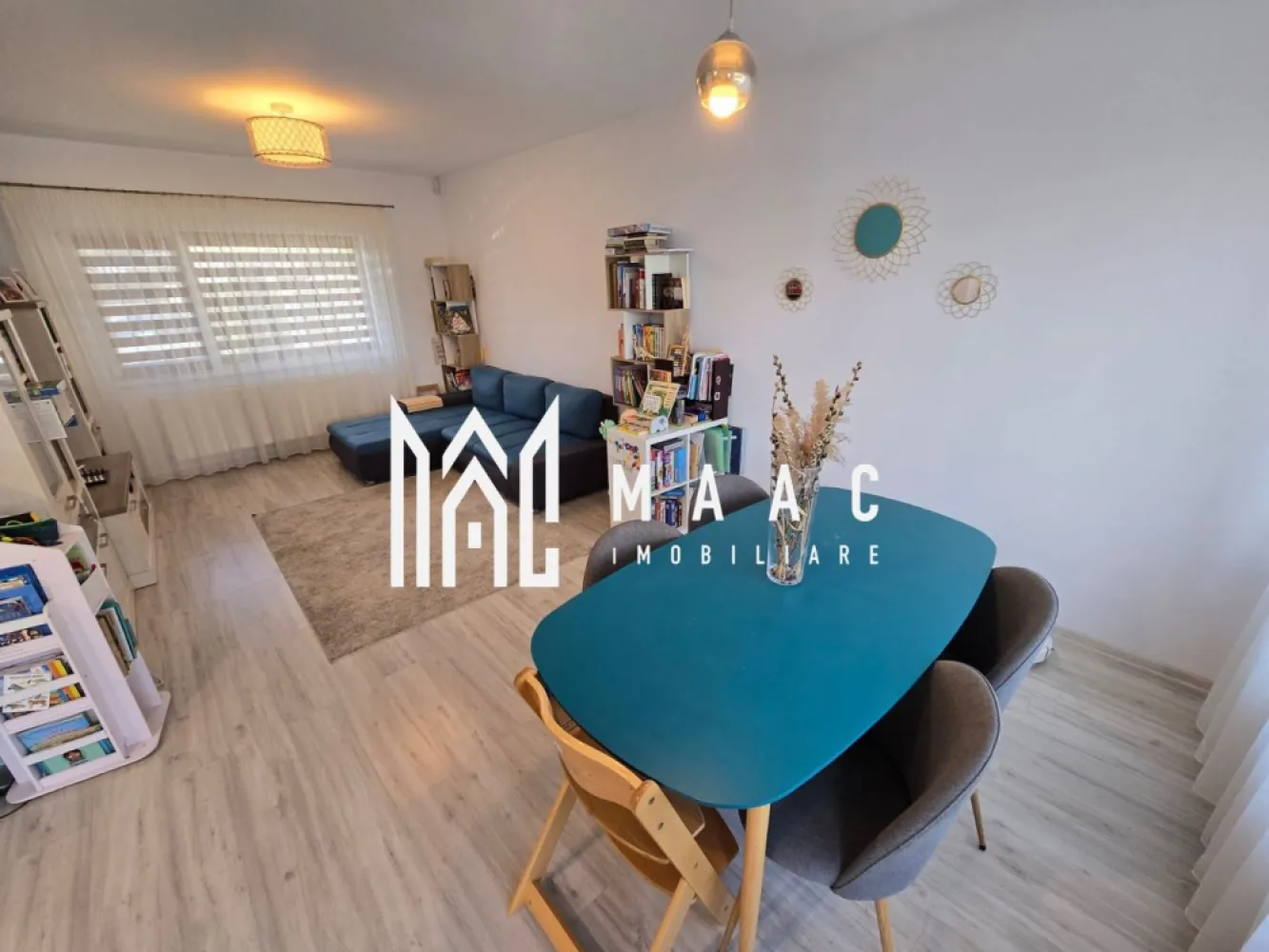 Casa moderna 4 camere mobilat utilata Selimbar - Agentia Maac imobiliare va propune spre vanzare o casa modern compartimentata si utilata situata in Selimbar zona rezidentiala de case.

Casa de vanzare este de tip triplex situata la mijloc :

- suprafata utila 160 mp ( P+1+ M )
- Certificat energetic Clasa A
- 2 locuri de parcare in fata
- curte si gradina in spate 60 mp 

Compartimentarea casei este una moderna si decomandata :

- parterul este compus din : bucatarie, living + zona de luat masa , camera tehnica , baie serviciu si spatii pentru depozitare
- etajul este dispune de dormitor matrimonial cu baie proprie , dormitor cu dulap si spatiu pentru depozitare, birou (dormitor mic), si baie.
- Mansarda este de tip open-space si este locuibila si dispune de spatii pentru depozitare

Casa se vinde mobilata si utilata iar pentru mai multe detalii specificati CP3036128 la telefon .