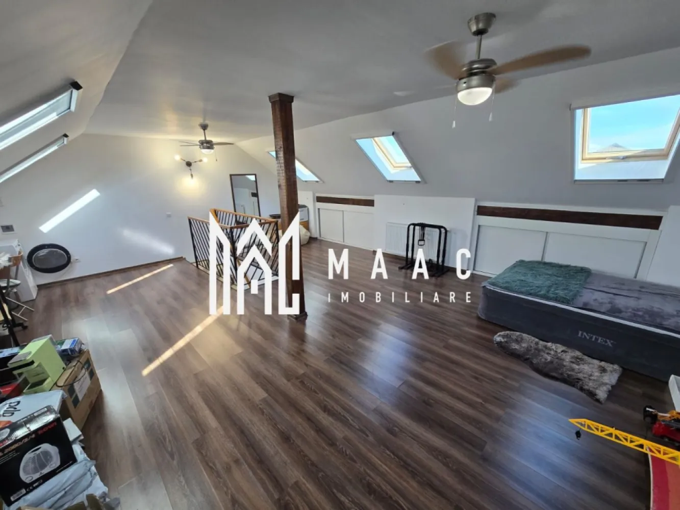 Casa moderna 4 camere mobilat utilata Selimbar - Agentia Maac imobiliare va propune spre vanzare o casa modern compartimentata si utilata situata in Selimbar zona rezidentiala de case.

Casa de vanzare este de tip triplex situata la mijloc :

- suprafata utila 160 mp ( P+1+ M )
- Certificat energetic Clasa A
- 2 locuri de parcare in fata
- curte si gradina in spate 60 mp 

Compartimentarea casei este una moderna si decomandata :

- parterul este compus din : bucatarie, living + zona de luat masa , camera tehnica , baie serviciu si spatii pentru depozitare
- etajul este dispune de dormitor matrimonial cu baie proprie , dormitor cu dulap si spatiu pentru depozitare, birou (dormitor mic), si baie.
- Mansarda este de tip open-space si este locuibila si dispune de spatii pentru depozitare

Casa se vinde mobilata si utilata iar pentru mai multe detalii specificati CP3036128 la telefon .