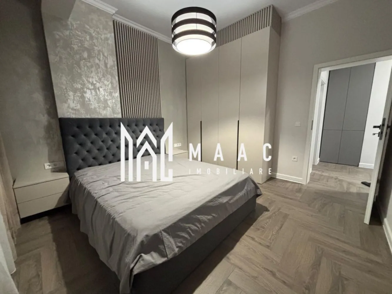 Apartament 3 camere | Balcon 9 MP | Parcare | Hipodrom III - MAAC Imobiliare va propune spre vanzare un apartament modern cu 3 camere, situat în cartierul Hipodrom III din Sibiu, una dintre cele mai apreciate zone rezidențiale ale orașului.

Locuința are o suprafață utilă de 60 mp, la care se adaugă un balcon generos de 9 mp, ideal pentru relaxare, și beneficiază de loc de parcare inclus în preț.

Compartimentarea este decomandată, oferind un plus de intimitate și confort, fiind ideală atât pentru o familie, cât și pentru investiție. Apartamentul este bine organizat, cu living primitor, două dormitoare, baie, bucătărie separată și spații de depozitare eficiente.

Finisajele sunt de calitate, atent alese pentru un ambient plăcut și elegant: pardoseală din lemn în dormitoare, iar în baie gresie modernă și practică. Bucătăria este luminoasă, completată de electrocasnice moderne, pregătită pentru a răspunde celor mai exigente nevoi.

Un mare avantaj al proprietății este faptul că apartamentul nu a fost locuit și nici închiriat, fiind într-o stare excelentă, gata să devină „acasă” pentru noii proprietari.

Amplasarea este excelentă, cu acces rapid către centre comerciale, cafenele și restaurante, oferind tot confortul urban de zi cu zi. În apropiere se află grădinițe și școli, ceea ce îl face perfect pentru familii cu copii. Pentru momentele de relaxare, Pădurea Dumbrava și parcurile din zonă oferă multiple spații verzi și aer curat.

De asemenea, zona este foarte bine conectată la oraș, cu stații de autobuz în imediata apropiere, facilitând accesul rapid către orice punct de interes.

Dacă îți dorești un apartament nou, bine poziționat și pregătit pentru mutare imediată, această proprietate merită văzută!

Pentru mai multe detalii și programarea unei vizionări, vă rugăm să ne contactați telefonic și să menționați CP3035960.
