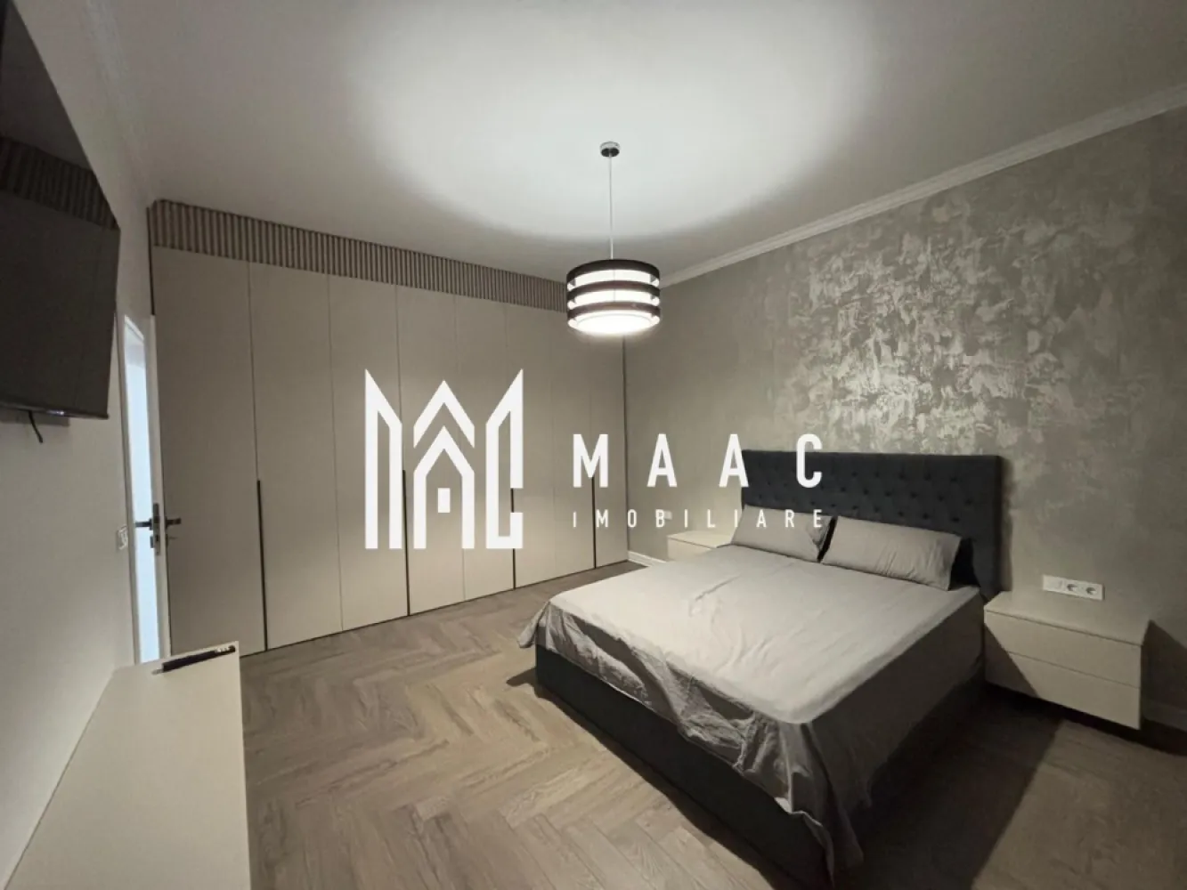 Apartament 3 camere | Balcon 9 MP | Parcare | Hipodrom III - MAAC Imobiliare va propune spre vanzare un apartament modern cu 3 camere, situat în cartierul Hipodrom III din Sibiu, una dintre cele mai apreciate zone rezidențiale ale orașului.

Locuința are o suprafață utilă de 60 mp, la care se adaugă un balcon generos de 9 mp, ideal pentru relaxare, și beneficiază de loc de parcare inclus în preț.

Compartimentarea este decomandată, oferind un plus de intimitate și confort, fiind ideală atât pentru o familie, cât și pentru investiție. Apartamentul este bine organizat, cu living primitor, două dormitoare, baie, bucătărie separată și spații de depozitare eficiente.

Finisajele sunt de calitate, atent alese pentru un ambient plăcut și elegant: pardoseală din lemn în dormitoare, iar în baie gresie modernă și practică. Bucătăria este luminoasă, completată de electrocasnice moderne, pregătită pentru a răspunde celor mai exigente nevoi.

Un mare avantaj al proprietății este faptul că apartamentul nu a fost locuit și nici închiriat, fiind într-o stare excelentă, gata să devină „acasă” pentru noii proprietari.

Amplasarea este excelentă, cu acces rapid către centre comerciale, cafenele și restaurante, oferind tot confortul urban de zi cu zi. În apropiere se află grădinițe și școli, ceea ce îl face perfect pentru familii cu copii. Pentru momentele de relaxare, Pădurea Dumbrava și parcurile din zonă oferă multiple spații verzi și aer curat.

De asemenea, zona este foarte bine conectată la oraș, cu stații de autobuz în imediata apropiere, facilitând accesul rapid către orice punct de interes.

Dacă îți dorești un apartament nou, bine poziționat și pregătit pentru mutare imediată, această proprietate merită văzută!

Pentru mai multe detalii și programarea unei vizionări, vă rugăm să ne contactați telefonic și să menționați CP3035960.