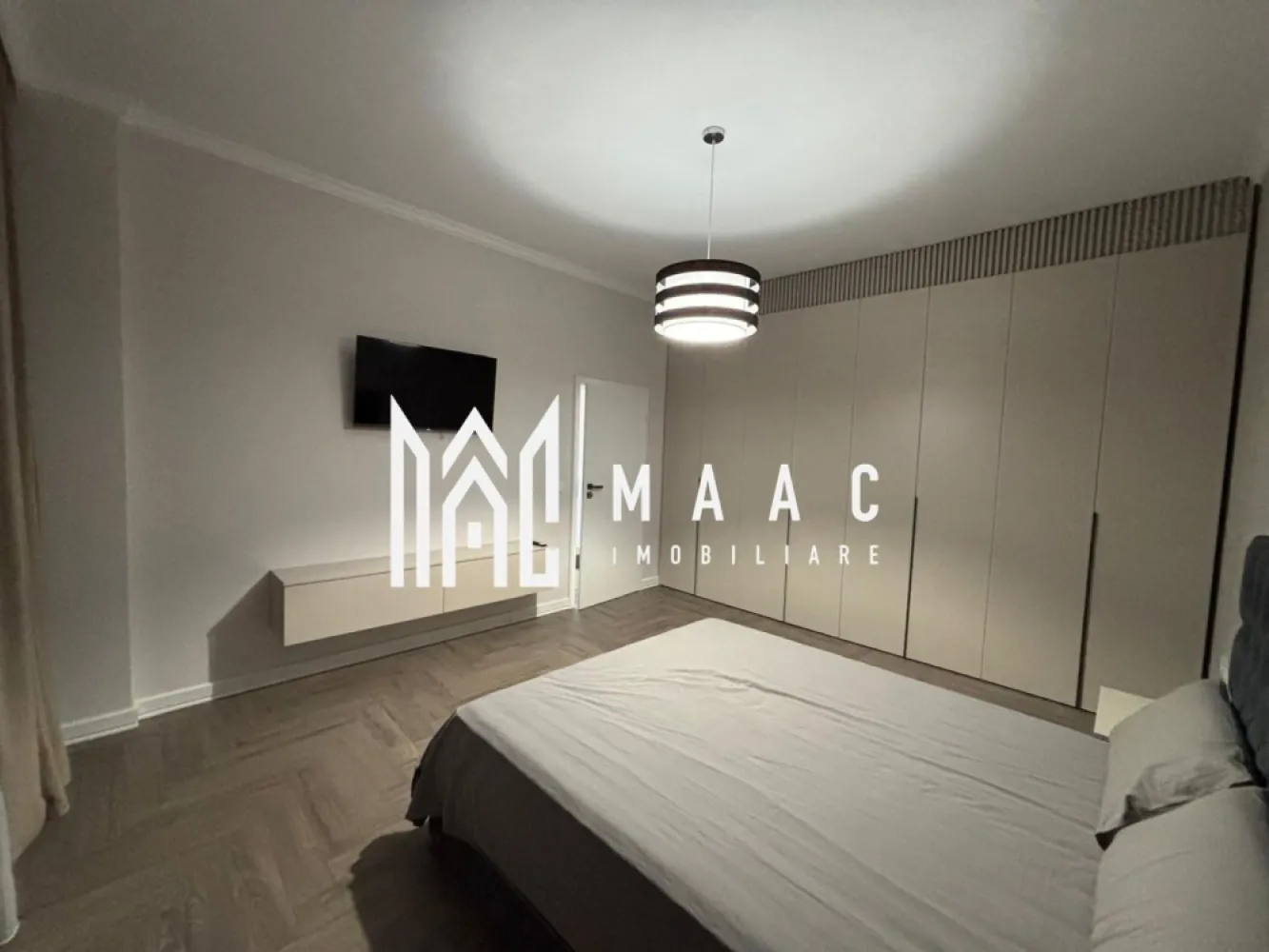 Apartament 3 camere | Balcon 9 MP | Parcare | Hipodrom III - MAAC Imobiliare va propune spre vanzare un apartament modern cu 3 camere, situat în cartierul Hipodrom III din Sibiu, una dintre cele mai apreciate zone rezidențiale ale orașului.

Locuința are o suprafață utilă de 60 mp, la care se adaugă un balcon generos de 9 mp, ideal pentru relaxare, și beneficiază de loc de parcare inclus în preț.

Compartimentarea este decomandată, oferind un plus de intimitate și confort, fiind ideală atât pentru o familie, cât și pentru investiție. Apartamentul este bine organizat, cu living primitor, două dormitoare, baie, bucătărie separată și spații de depozitare eficiente.

Finisajele sunt de calitate, atent alese pentru un ambient plăcut și elegant: pardoseală din lemn în dormitoare, iar în baie gresie modernă și practică. Bucătăria este luminoasă, completată de electrocasnice moderne, pregătită pentru a răspunde celor mai exigente nevoi.

Un mare avantaj al proprietății este faptul că apartamentul nu a fost locuit și nici închiriat, fiind într-o stare excelentă, gata să devină „acasă” pentru noii proprietari.

Amplasarea este excelentă, cu acces rapid către centre comerciale, cafenele și restaurante, oferind tot confortul urban de zi cu zi. În apropiere se află grădinițe și școli, ceea ce îl face perfect pentru familii cu copii. Pentru momentele de relaxare, Pădurea Dumbrava și parcurile din zonă oferă multiple spații verzi și aer curat.

De asemenea, zona este foarte bine conectată la oraș, cu stații de autobuz în imediata apropiere, facilitând accesul rapid către orice punct de interes.

Dacă îți dorești un apartament nou, bine poziționat și pregătit pentru mutare imediată, această proprietate merită văzută!

Pentru mai multe detalii și programarea unei vizionări, vă rugăm să ne contactați telefonic și să menționați CP3035960.