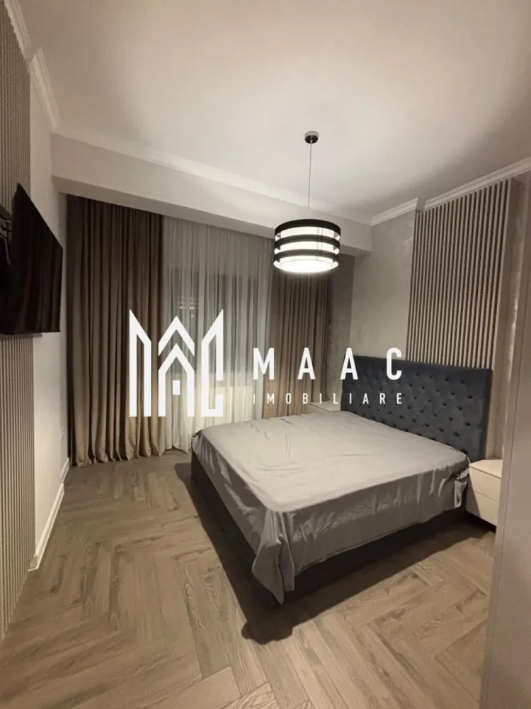 Apartament 3 camere | Balcon 9 MP | Parcare | Hipodrom III - MAAC Imobiliare va propune spre vanzare un apartament modern cu 3 camere, situat în cartierul Hipodrom III din Sibiu, una dintre cele mai apreciate zone rezidențiale ale orașului.

Locuința are o suprafață utilă de 60 mp, la care se adaugă un balcon generos de 9 mp, ideal pentru relaxare, și beneficiază de loc de parcare inclus în preț.

Compartimentarea este decomandată, oferind un plus de intimitate și confort, fiind ideală atât pentru o familie, cât și pentru investiție. Apartamentul este bine organizat, cu living primitor, două dormitoare, baie, bucătărie separată și spații de depozitare eficiente.

Finisajele sunt de calitate, atent alese pentru un ambient plăcut și elegant: pardoseală din lemn în dormitoare, iar în baie gresie modernă și practică. Bucătăria este luminoasă, completată de electrocasnice moderne, pregătită pentru a răspunde celor mai exigente nevoi.

Un mare avantaj al proprietății este faptul că apartamentul nu a fost locuit și nici închiriat, fiind într-o stare excelentă, gata să devină „acasă” pentru noii proprietari.

Amplasarea este excelentă, cu acces rapid către centre comerciale, cafenele și restaurante, oferind tot confortul urban de zi cu zi. În apropiere se află grădinițe și școli, ceea ce îl face perfect pentru familii cu copii. Pentru momentele de relaxare, Pădurea Dumbrava și parcurile din zonă oferă multiple spații verzi și aer curat.

De asemenea, zona este foarte bine conectată la oraș, cu stații de autobuz în imediata apropiere, facilitând accesul rapid către orice punct de interes.

Dacă îți dorești un apartament nou, bine poziționat și pregătit pentru mutare imediată, această proprietate merită văzută!

Pentru mai multe detalii și programarea unei vizionări, vă rugăm să ne contactați telefonic și să menționați CP3035960.