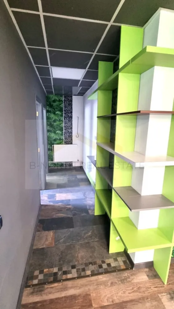 Spațiu de Birouri 210 mp în Otopeni – Utilități Incluse, Autorizat ISU, Parcare - B-North Real Estate vă propune spre închiriere un spațiu de birouri modern, complet utilat și autorizat ISU, amplasat pe Șoseaua Odăi, Otopeni, într-o zonă cu acces excelent și vizibilitate ridicată.

Acest spațiu este ideal pentru companii care își doresc un mediu profesional sigur, eficient și fără griji privind costurile lunare.

Caracteristici principale

Suprafață totală: aprox. 210 mp, incluzând recepție la parter și etajul dedicat birourilor
Compartimentare optimă: birouri individuale + un spațiu amplu 95.4 mp, ce poate funcționa ca sală de conferințe, training, meeting room sau sală pentru cursuri și activități pentru copii
Dotări premium & siguranță
Autorizat ISU – standarde înalte de securitate
Generator electric – continuitate totală a activității, indiferent de situație
Cameră pentru server – infrastructură pregătită pentru companii tech
Sistem de alarmă, detectoare de fum, hidranți interiori și echipamente de siguranță
Stație de încărcare pentru mașini electrice – un plus pentru angajați și clienți
5 locuri de parcare private – confort și acces rapid

Avantaje incluse
Toate utilitățile sunt incluse în chirie → costuri fixe, fără cheltuieli ascunse
Spații luminoase, adaptabile oricărui tip de activitate
Infrastructură complet funcțională, gata de preluare și utilizare imediată

Potrivit pentru
Companii care doresc un birou modern, sigur și fără griji privind mentenanța
Centre de training, programe educaționale pentru copii, cursuri și workshopuri
Activități creative sau servicii profesionale
IT, consultanță, HR, marketing, agenții și birouri administrative

Orice business care necesită siguranță, stabilitate și un spațiu complet utilat
Pentru mai multe detalii si vizionari, va rigam sa ne contactati!