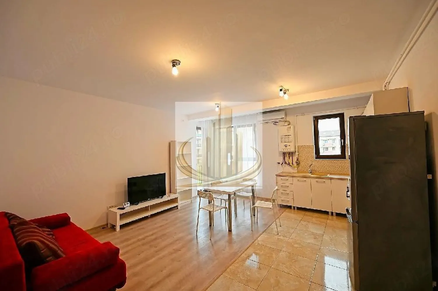GrandMobilis Ap modern 2 camere, Giroc, 51mp, +parcare - Grand Mobilis Imobiliare vă propune spre închiriere un apartament modern cu 2 camere, situat în Giroc

Locuința are o suprafață utilă de 51 mp și este situată la etajul 2, fiind ideală pentru un cuplu sau o familie care își dorește confort și acces rapid către oraș.

Apartamentul este amplasat într-o zonă bine conectată, foarte aproape de mijloacele de transport în comun, oferind acces facil către Timișoara. În apropiere se regăsește și școala nouă din Giroc, precum și alte puncte de interes.

Compartimentare și dotări:
 • 2 camere bine compartimentate
 • Bucătărie funcțională
 • Baie
 • Balcon
 • Complet mobilat și utilat
 • Aer condiționat
 • Centrală termică proprie (încălzire prin pardoseală)
 • Loc de parcare inclus

Apartamentul oferă un echilibru perfect între confort și funcționalitate, fiind pregătit pentru mutare imediată.

Pentru mai multe detalii și programarea unei vizionări, vă stăm cu drag la dispoziție!