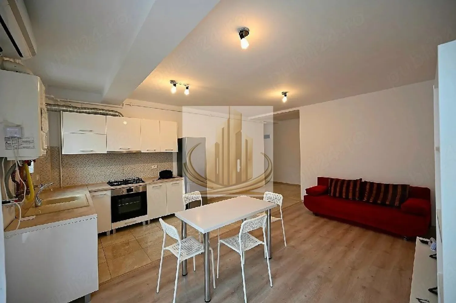 GrandMobilis Ap modern 2 camere, Giroc, 51mp, +parcare - Grand Mobilis Imobiliare vă propune spre închiriere un apartament modern cu 2 camere, situat în Giroc

Locuința are o suprafață utilă de 51 mp și este situată la etajul 2, fiind ideală pentru un cuplu sau o familie care își dorește confort și acces rapid către oraș.

Apartamentul este amplasat într-o zonă bine conectată, foarte aproape de mijloacele de transport în comun, oferind acces facil către Timișoara. În apropiere se regăsește și școala nouă din Giroc, precum și alte puncte de interes.

Compartimentare și dotări:
 • 2 camere bine compartimentate
 • Bucătărie funcțională
 • Baie
 • Balcon
 • Complet mobilat și utilat
 • Aer condiționat
 • Centrală termică proprie (încălzire prin pardoseală)
 • Loc de parcare inclus

Apartamentul oferă un echilibru perfect între confort și funcționalitate, fiind pregătit pentru mutare imediată.

Pentru mai multe detalii și programarea unei vizionări, vă stăm cu drag la dispoziție!