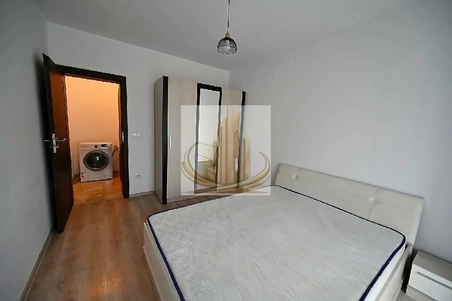 GrandMobilis Ap modern 2 camere, Giroc, 51mp, +parcare - Grand Mobilis Imobiliare vă propune spre închiriere un apartament modern cu 2 camere, situat în Giroc

Locuința are o suprafață utilă de 51 mp și este situată la etajul 2, fiind ideală pentru un cuplu sau o familie care își dorește confort și acces rapid către oraș.

Apartamentul este amplasat într-o zonă bine conectată, foarte aproape de mijloacele de transport în comun, oferind acces facil către Timișoara. În apropiere se regăsește și școala nouă din Giroc, precum și alte puncte de interes.

Compartimentare și dotări:
 • 2 camere bine compartimentate
 • Bucătărie funcțională
 • Baie
 • Balcon
 • Complet mobilat și utilat
 • Aer condiționat
 • Centrală termică proprie (încălzire prin pardoseală)
 • Loc de parcare inclus

Apartamentul oferă un echilibru perfect între confort și funcționalitate, fiind pregătit pentru mutare imediată.

Pentru mai multe detalii și programarea unei vizionări, vă stăm cu drag la dispoziție!