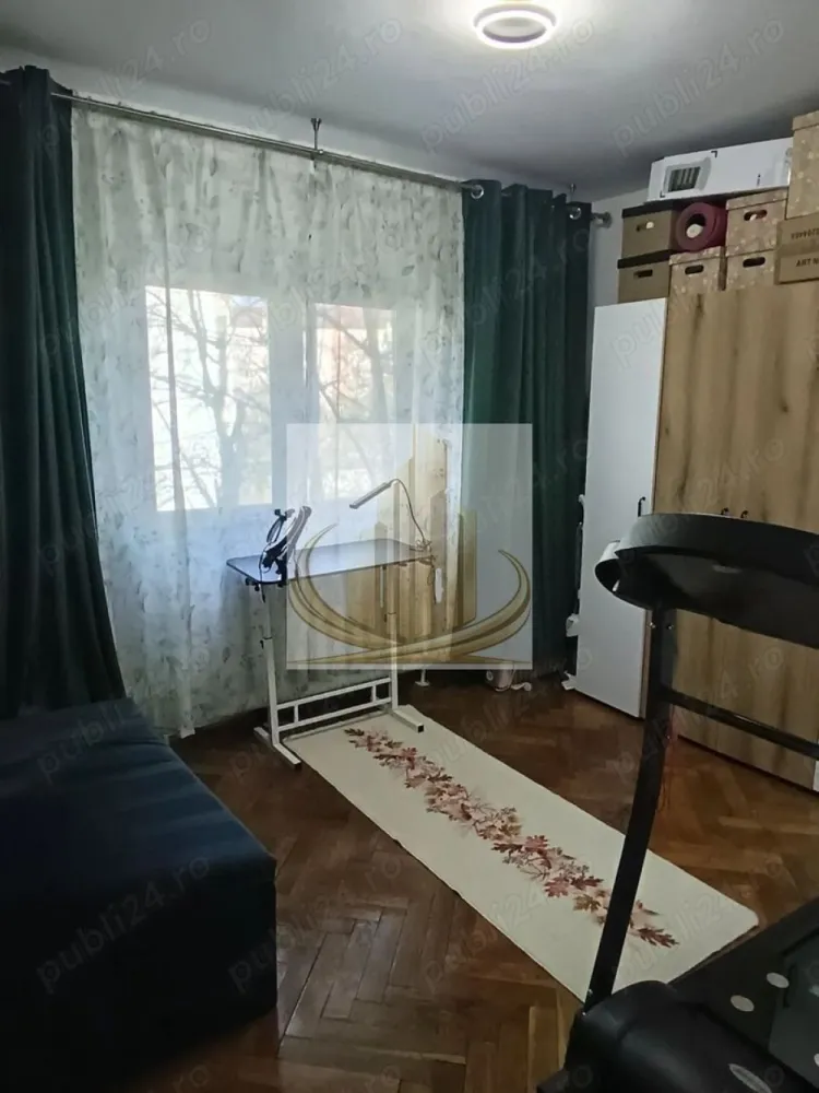 Apartament 2 Camere | Etaj 2 | Zonă Calea Aradului | Ideal Investiție - Descriere:
Grand Mobilis Imobiliare vă propune spre vânzare un apartament cu 2 camere, situat într-una dintre cele mai căutate zone din Timișoara – Calea Aradului, apreciată pentru accesibilitate și proximitatea față de multiple puncte de interes.

Proprietatea este amplasată la etajul 2 din 4 și beneficiază de o compartimentare practică, fiind potrivită atât pentru locuit, cât și pentru investiție.

📍 Localizare excelentă:
Apartamentul se află în apropiere de mijloace de transport în comun, școli, grădinițe, farmacii, supermarketuri și zone comerciale. De asemenea, proximitatea față de Iulius Town reprezintă un avantaj major pentru viitorii proprietari sau chiriași.

📐 Date tehnice:

Suprafață utilă: 47 mp
Etaj: 2 / 4
An construcție: 1982
Compartimentare: semidecomandat
Nr. băi: 1
Confort: 2

🏠 Compartimentare:

Hol de acces
Bucătărie închisă
Living luminos cu ieșire pe balcon
Dormitor
Baie

🔥 Confort & utilități:
Încălzirea se realizează prin sistemul de termoficare al cartierului, însă există posibilitatea montării unei centrale proprii, pentru un plus de confort și independență.

🔧 Stare:
Deși este un apartament construit într-un imobil mai vechi, acesta se află într-o stare bună de întreținere, fiind locuibil imediat. Poate fi renovat și amenajat ulterior, în funcție de preferințele noului proprietar.

💰 Oportunitate de investiție:
Datorită poziției excelente și cererii ridicate din zonă, apartamentul oferă un potențial bun de închiriere și randament atractiv pe termen lung.

💛 De ce să alegi acest apartament?
Pentru amplasarea într-o zonă premium, accesul rapid către facilități urbane și potențialul ridicat atât pentru locuit, cât și pentru investiție.

📞 Pentru mai multe detalii sau programarea unei vizionări, echipa Grand Mobilis Imobiliare vă stă la dispoziție!
ID Intern: CP3036319