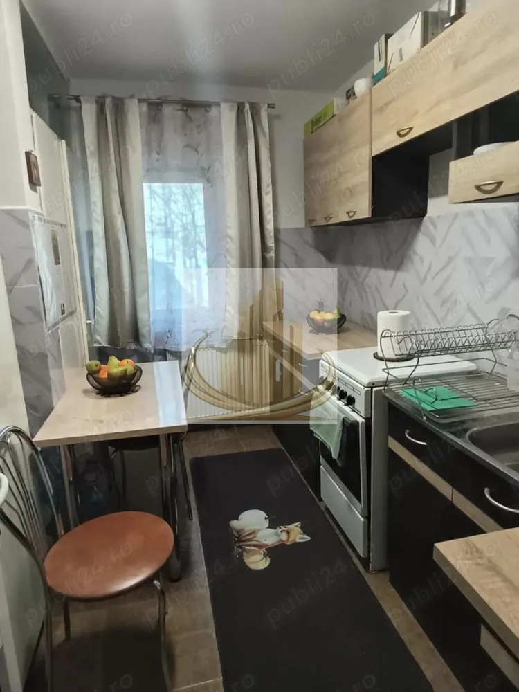 Apartament 2 Camere | Etaj 2 | Zonă Calea Aradului | Ideal Investiție - Descriere:
Grand Mobilis Imobiliare vă propune spre vânzare un apartament cu 2 camere, situat într-una dintre cele mai căutate zone din Timișoara – Calea Aradului, apreciată pentru accesibilitate și proximitatea față de multiple puncte de interes.

Proprietatea este amplasată la etajul 2 din 4 și beneficiază de o compartimentare practică, fiind potrivită atât pentru locuit, cât și pentru investiție.

📍 Localizare excelentă:
Apartamentul se află în apropiere de mijloace de transport în comun, școli, grădinițe, farmacii, supermarketuri și zone comerciale. De asemenea, proximitatea față de Iulius Town reprezintă un avantaj major pentru viitorii proprietari sau chiriași.

📐 Date tehnice:

Suprafață utilă: 47 mp
Etaj: 2 / 4
An construcție: 1982
Compartimentare: semidecomandat
Nr. băi: 1
Confort: 2

🏠 Compartimentare:

Hol de acces
Bucătărie închisă
Living luminos cu ieșire pe balcon
Dormitor
Baie

🔥 Confort & utilități:
Încălzirea se realizează prin sistemul de termoficare al cartierului, însă există posibilitatea montării unei centrale proprii, pentru un plus de confort și independență.

🔧 Stare:
Deși este un apartament construit într-un imobil mai vechi, acesta se află într-o stare bună de întreținere, fiind locuibil imediat. Poate fi renovat și amenajat ulterior, în funcție de preferințele noului proprietar.

💰 Oportunitate de investiție:
Datorită poziției excelente și cererii ridicate din zonă, apartamentul oferă un potențial bun de închiriere și randament atractiv pe termen lung.

💛 De ce să alegi acest apartament?
Pentru amplasarea într-o zonă premium, accesul rapid către facilități urbane și potențialul ridicat atât pentru locuit, cât și pentru investiție.

📞 Pentru mai multe detalii sau programarea unei vizionări, echipa Grand Mobilis Imobiliare vă stă la dispoziție!
ID Intern: CP3036319