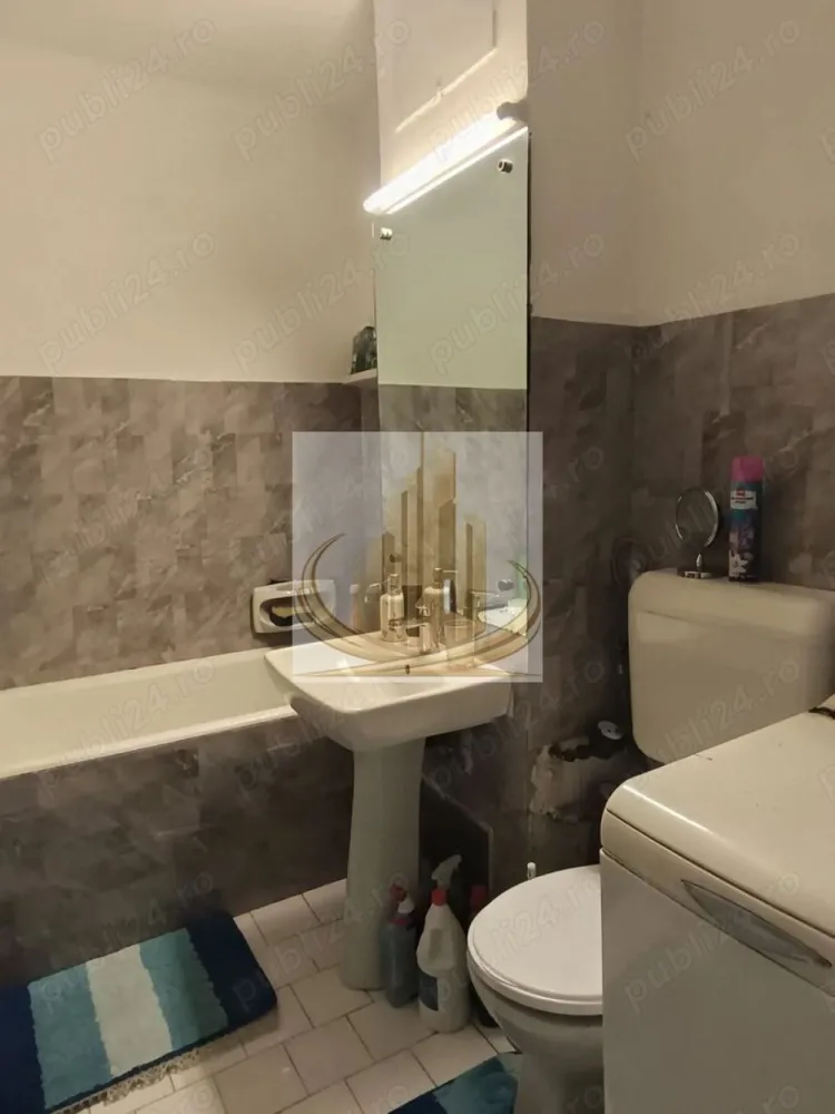 Apartament 2 Camere | Etaj 2 | Zonă Calea Aradului | Ideal Investiție - Descriere:
Grand Mobilis Imobiliare vă propune spre vânzare un apartament cu 2 camere, situat într-una dintre cele mai căutate zone din Timișoara – Calea Aradului, apreciată pentru accesibilitate și proximitatea față de multiple puncte de interes.

Proprietatea este amplasată la etajul 2 din 4 și beneficiază de o compartimentare practică, fiind potrivită atât pentru locuit, cât și pentru investiție.

📍 Localizare excelentă:
Apartamentul se află în apropiere de mijloace de transport în comun, școli, grădinițe, farmacii, supermarketuri și zone comerciale. De asemenea, proximitatea față de Iulius Town reprezintă un avantaj major pentru viitorii proprietari sau chiriași.

📐 Date tehnice:

Suprafață utilă: 47 mp
Etaj: 2 / 4
An construcție: 1982
Compartimentare: semidecomandat
Nr. băi: 1
Confort: 2

🏠 Compartimentare:

Hol de acces
Bucătărie închisă
Living luminos cu ieșire pe balcon
Dormitor
Baie

🔥 Confort & utilități:
Încălzirea se realizează prin sistemul de termoficare al cartierului, însă există posibilitatea montării unei centrale proprii, pentru un plus de confort și independență.

🔧 Stare:
Deși este un apartament construit într-un imobil mai vechi, acesta se află într-o stare bună de întreținere, fiind locuibil imediat. Poate fi renovat și amenajat ulterior, în funcție de preferințele noului proprietar.

💰 Oportunitate de investiție:
Datorită poziției excelente și cererii ridicate din zonă, apartamentul oferă un potențial bun de închiriere și randament atractiv pe termen lung.

💛 De ce să alegi acest apartament?
Pentru amplasarea într-o zonă premium, accesul rapid către facilități urbane și potențialul ridicat atât pentru locuit, cât și pentru investiție.

📞 Pentru mai multe detalii sau programarea unei vizionări, echipa Grand Mobilis Imobiliare vă stă la dispoziție!
ID Intern: CP3036319
