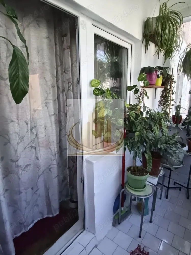 Apartament 2 Camere | Etaj 2 | Zonă Calea Aradului | Ideal Investiție - Descriere:
Grand Mobilis Imobiliare vă propune spre vânzare un apartament cu 2 camere, situat într-una dintre cele mai căutate zone din Timișoara – Calea Aradului, apreciată pentru accesibilitate și proximitatea față de multiple puncte de interes.

Proprietatea este amplasată la etajul 2 din 4 și beneficiază de o compartimentare practică, fiind potrivită atât pentru locuit, cât și pentru investiție.

📍 Localizare excelentă:
Apartamentul se află în apropiere de mijloace de transport în comun, școli, grădinițe, farmacii, supermarketuri și zone comerciale. De asemenea, proximitatea față de Iulius Town reprezintă un avantaj major pentru viitorii proprietari sau chiriași.

📐 Date tehnice:

Suprafață utilă: 47 mp
Etaj: 2 / 4
An construcție: 1982
Compartimentare: semidecomandat
Nr. băi: 1
Confort: 2

🏠 Compartimentare:

Hol de acces
Bucătărie închisă
Living luminos cu ieșire pe balcon
Dormitor
Baie

🔥 Confort & utilități:
Încălzirea se realizează prin sistemul de termoficare al cartierului, însă există posibilitatea montării unei centrale proprii, pentru un plus de confort și independență.

🔧 Stare:
Deși este un apartament construit într-un imobil mai vechi, acesta se află într-o stare bună de întreținere, fiind locuibil imediat. Poate fi renovat și amenajat ulterior, în funcție de preferințele noului proprietar.

💰 Oportunitate de investiție:
Datorită poziției excelente și cererii ridicate din zonă, apartamentul oferă un potențial bun de închiriere și randament atractiv pe termen lung.

💛 De ce să alegi acest apartament?
Pentru amplasarea într-o zonă premium, accesul rapid către facilități urbane și potențialul ridicat atât pentru locuit, cât și pentru investiție.

📞 Pentru mai multe detalii sau programarea unei vizionări, echipa Grand Mobilis Imobiliare vă stă la dispoziție!
ID Intern: CP3036319