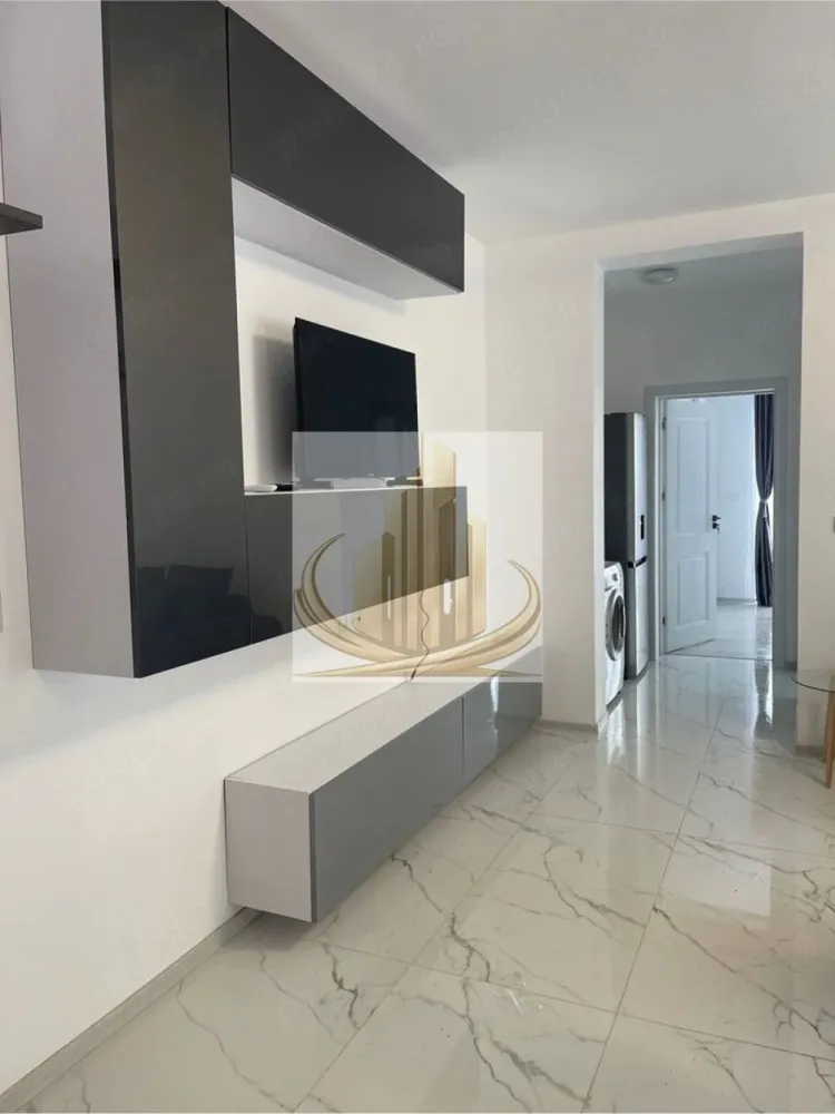 🏡Grand Mobilis va propune spre închiriere un ap de lux 3 camere - Grand Mobilis Imobiliare vă propune spre închiriere un apartament de lux cu 3 camere, situat în zona Girocului.

Apartamentul este la prima închiriere, totul fiind nou, realizat cu finisaje premium și amenajat cu bun gust, pentru un confort maxim. Este alegerea ideală pentru o familie cu copii sau un cuplu care își dorește un spațiu generos, modern și elegant.

🏡 Detalii apartament:
 • 3 camere spațioase și luminoase
 • Bucătărie complet utilată
 • Balcon
 • Loc de parcare inclus
 • Situat la etajul 1

✨ Dotări și finisaje:
 • Mobilier și electrocasnice noi
 • Mașină de spălat vase
 • Aragaz
 • Mașină de spălat rufe
 • Frigider
 • Cuptor cu microunde
 • 3 televizoare
 • Sistem de iluminat modern (candelabru cu telecomandă)
 • Finisaje de lux și design elegant

📍 Localizare:
 • Zonă liniștită, în Girocului
 • La doar 2-3 minute de sensul AEM
 • Acces rapid către oraș și puncte de interes

💶 Preț: 2300 lei / lună + garanție

🚫 Nu se acceptă animale de companie

Acest apartament îmbină perfect confortul, eleganța și spațiul generos, fiind pregătit să devină „acasă” pentru viitorii chiriași.

📞 Pentru mai multe detalii sau programarea unei vizionări, vă stăm la dispoziție!
Grand Mobilis Imobiliare – alegerea potrivită pentru tine.
ID intern CP3031922