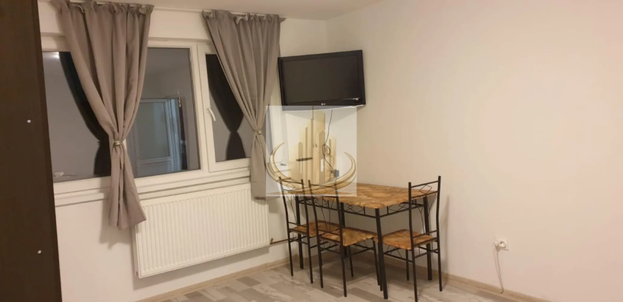 Apartament 1 cameră – zona Blașcovici | Grand Mobilis Imobiliare - Închiriez apartament 1 cameră – zona Blașcovici | Grand Mobilis Imobiliare

Grand Mobilis Imobiliare oferă spre închiriere apartament cu 1 cameră, situat la etajul 4, în zona Blașcovici. Apartamentul este recent renovat, bine iluminat și ideal pentru o persoană sau un cuplu.

Detalii:

Etaj 4
Recent renovat
Luminos, cu lumină naturală
Centrală electrică proprie
Nu dispune de plită
Nu se acceptă animale de companie

Avantaje zonă:

Stații de transport în comun în apropiere
Magazine și facilități în zonă

Preț: 200 euro/lună + garanție

Pentru mai multe detalii sau vizionare, vă rugăm să ne contactați.

ID INTERN : CP3036411