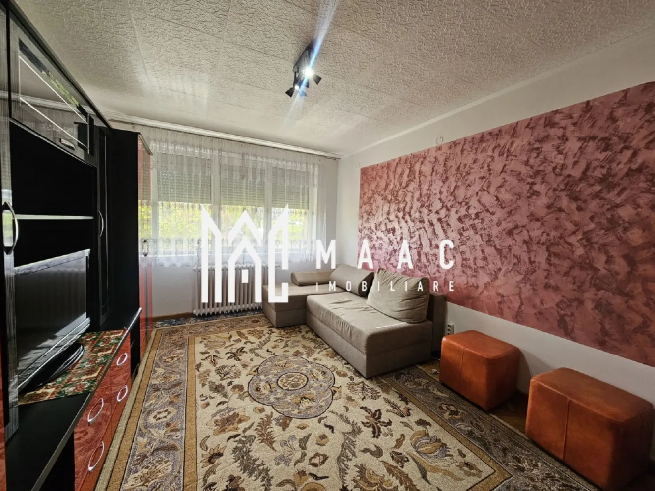 Apartament 2 camere | Decomandat | Parter | Hipodrom 1 - MAAC Imobiliare vă propune spre închiriere un apartament cu 2 camere, decomandat, situat într-o zonă foarte bine cotată din Sibiu, mai exact în cartierul Hipodrom I, cu acces rapid către principalele puncte de interes ale orașului.

Locuința are o suprafață utilă de 50 mp și este amplasată la parterul unui imobil cu regim de înălțime P+4, blocul fiind izolat termic, ceea ce contribuie la un confort sporit și costuri reduse de întreținere.

Compartimentarea este decomandată, oferind un spațiu bine organizat și funcțional:
living luminos
dormitor spațios
bucătărie închisă
baie dotată cu cabină de duș și geam pentru aerisire naturală

Apartamentul se închiriază complet mobilat și utilat, fiind pregătit pentru mutare imediată. De asemenea, locuința beneficiază de orientare Sud-Est și geamuri termopan prevăzute cu rulouri, pentru un plus de confort și intimitate.

Un avantaj important îl reprezintă poziționarea excelentă, cu acces rapid către magazine și zone comerciale:
la doar 2 minute de mers pe jos de Kaufland
aproximativ 7 minute de Shopping City Sibiu
Condiții de închiriere:

perioadă minimă contractuală: 12 luni
garanție în cuantumul unei chirii
nu se acceptă animale de companie

Proprietatea este ideală pentru persoane sau cupluri care își doresc o locuință confortabilă, bine poziționată și gata de mutare.

Pentru mai multe detalii și programarea unei vizionări, contactați echipa MAAC Imobiliare.
ID: CP3031802.