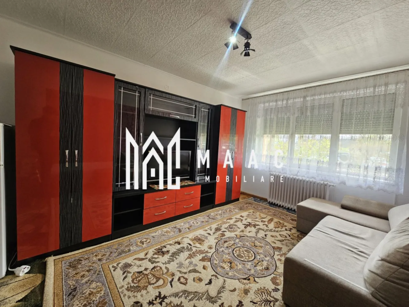 Apartament 2 camere | Decomandat | Parter | Hipodrom 1 - MAAC Imobiliare vă propune spre închiriere un apartament cu 2 camere, decomandat, situat într-o zonă foarte bine cotată din Sibiu, mai exact în cartierul Hipodrom I, cu acces rapid către principalele puncte de interes ale orașului.

Locuința are o suprafață utilă de 50 mp și este amplasată la parterul unui imobil cu regim de înălțime P+4, blocul fiind izolat termic, ceea ce contribuie la un confort sporit și costuri reduse de întreținere.

Compartimentarea este decomandată, oferind un spațiu bine organizat și funcțional:
living luminos
dormitor spațios
bucătărie închisă
baie dotată cu cabină de duș și geam pentru aerisire naturală

Apartamentul se închiriază complet mobilat și utilat, fiind pregătit pentru mutare imediată. De asemenea, locuința beneficiază de orientare Sud-Est și geamuri termopan prevăzute cu rulouri, pentru un plus de confort și intimitate.

Un avantaj important îl reprezintă poziționarea excelentă, cu acces rapid către magazine și zone comerciale:
la doar 2 minute de mers pe jos de Kaufland
aproximativ 7 minute de Shopping City Sibiu
Condiții de închiriere:

perioadă minimă contractuală: 12 luni
garanție în cuantumul unei chirii
nu se acceptă animale de companie

Proprietatea este ideală pentru persoane sau cupluri care își doresc o locuință confortabilă, bine poziționată și gata de mutare.

Pentru mai multe detalii și programarea unei vizionări, contactați echipa MAAC Imobiliare.
ID: CP3031802.