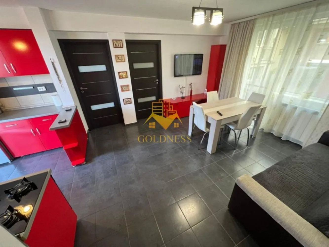 3 camere, modern, Buna Ziua zona Grand Hotel Italia, LIDL, Fagului - GOLDNESS Imobiliare vă propune spre închiriere un apartament cu 3 camere complet mobilat și utilat, la etajul 1 într-un imobil de 4 etaje, în cartierul Buna Ziua . Apartamentul este compartimentat astfel:
 - dormitor cu pat matrimonial, dressing, noptiere
 - dormitor cu pat matrimonial, spatiu pentru depozitare, birou
 - living cu bucatarie open-space complet utilată, canapea extensibla, loc de servit masa 
 - baie cu cabina de dus, calorifer port prosop inox și dulap pentru depozitare.
 - terasa de 12 mp.

Imobilul este dotat cu toate cele necesare- centrală proprie, mașină de spălat haine, frigider, plită electrică, hotă, etc. 
Se află în apropierea stațiilor de transport în comun, magazine, restaurante, spații verzi, farmacii, etc. 
Posibilitate de parcare in zona !

Dacă sunteți interesați de acest apartament și doriți să îl vizionați, dar și pentru alte oferte sau detalii nu ezitați să ne contactați telefonic sau prin e-mail - goldnessimobiliare@gmail.com. Vă stăm la dispoziție!
Pentru intermediere se percepe un comision de 50% din prețul chiriei!