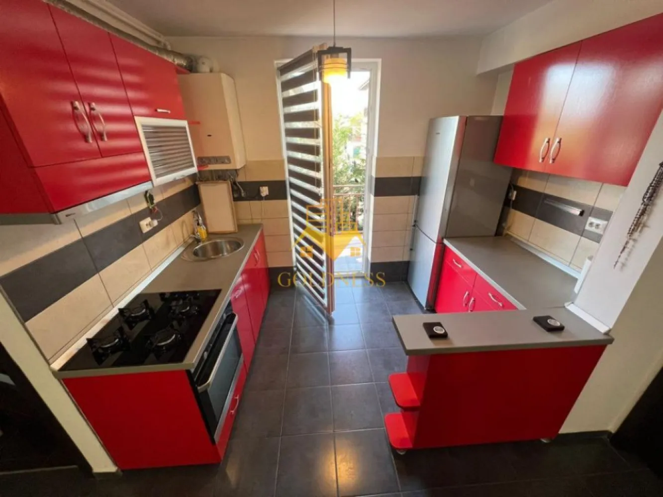 3 camere, modern, Buna Ziua zona Grand Hotel Italia, LIDL, Fagului - GOLDNESS Imobiliare vă propune spre închiriere un apartament cu 3 camere complet mobilat și utilat, la etajul 1 într-un imobil de 4 etaje, în cartierul Buna Ziua . Apartamentul este compartimentat astfel:
 - dormitor cu pat matrimonial, dressing, noptiere
 - dormitor cu pat matrimonial, spatiu pentru depozitare, birou
 - living cu bucatarie open-space complet utilată, canapea extensibla, loc de servit masa 
 - baie cu cabina de dus, calorifer port prosop inox și dulap pentru depozitare.
 - terasa de 12 mp.

Imobilul este dotat cu toate cele necesare- centrală proprie, mașină de spălat haine, frigider, plită electrică, hotă, etc. 
Se află în apropierea stațiilor de transport în comun, magazine, restaurante, spații verzi, farmacii, etc. 
Posibilitate de parcare in zona !

Dacă sunteți interesați de acest apartament și doriți să îl vizionați, dar și pentru alte oferte sau detalii nu ezitați să ne contactați telefonic sau prin e-mail - goldnessimobiliare@gmail.com. Vă stăm la dispoziție!
Pentru intermediere se percepe un comision de 50% din prețul chiriei!