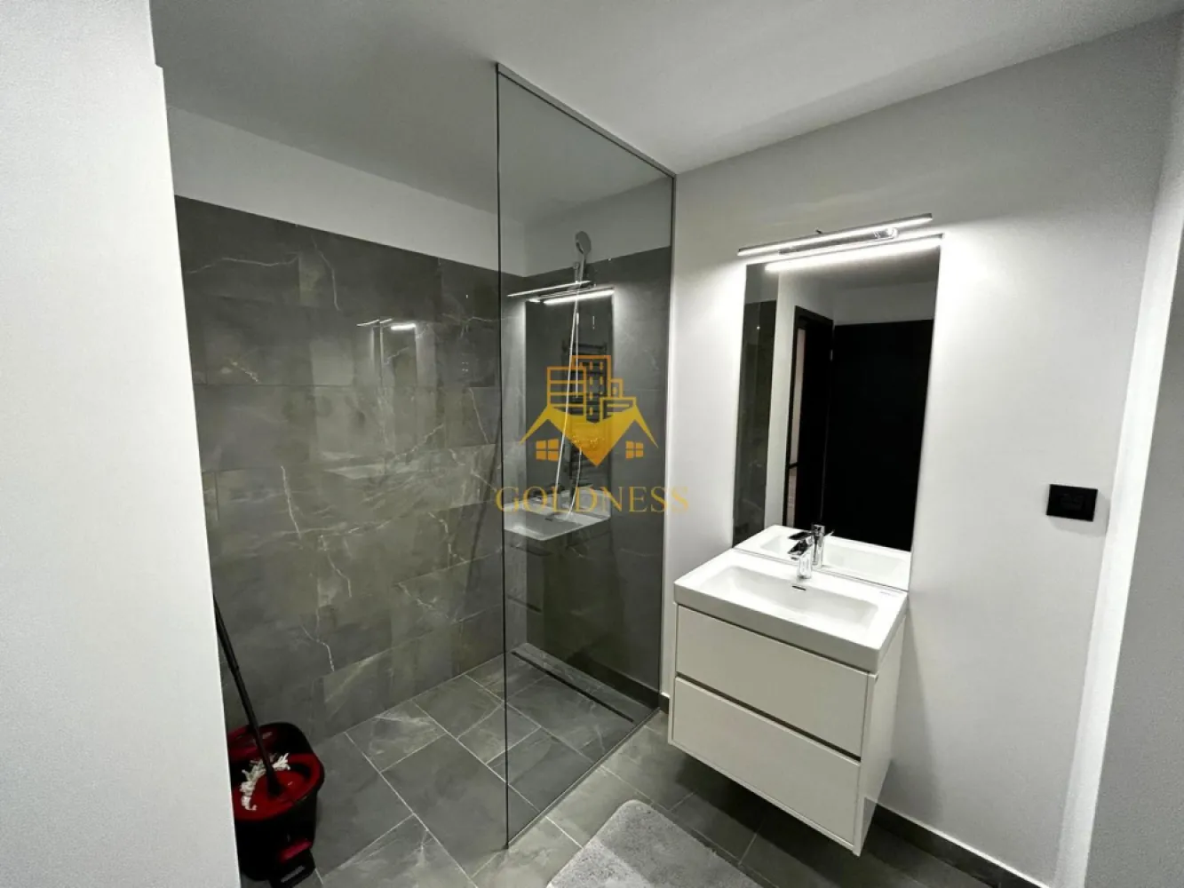 2 camere open space, Premium,Parcare, Liberty, Zona Semicentral, Iris - GOLDNESS Imobiliare vă propune spre închiriere un apartament cu 2 camere open space, complet mobilat și utilat, la etajul 5 într-un imobil de 6 etaje, în Cartierul Iris.
Dispune de loc de parcare subteran!
Se află în apropierea stațiilor de transport în comun, magazine, restaurante, spații verzi, farmacii, etc. 

Apartamentul este compartimentat astfel:
 - dormitor cu pat matrimonial, dressing, noptiere
 - living cu bucatarie open space complet utilată și mobilată, canapea extensibilă, loc de servit masa 
 - baie cu cabina de dus, calorifer port prosop și dulap pentru depozitare.
 - balcon de 4 mp.

Imobilul este dotat cu toate cele necesare- centrală proprie, frigider, aragaz, hotă, mașină de spălat haine, etc. 

Dacă sunteți interesați de acest apartament și doriți să îl vizionați, dar și pentru alte oferte nu ezitați să ne contactați telefonic sau prin e-mail. Vă stăm la dispoziție!
Pentru intermediere se percepe un comision de 50% din prețul chiriei!