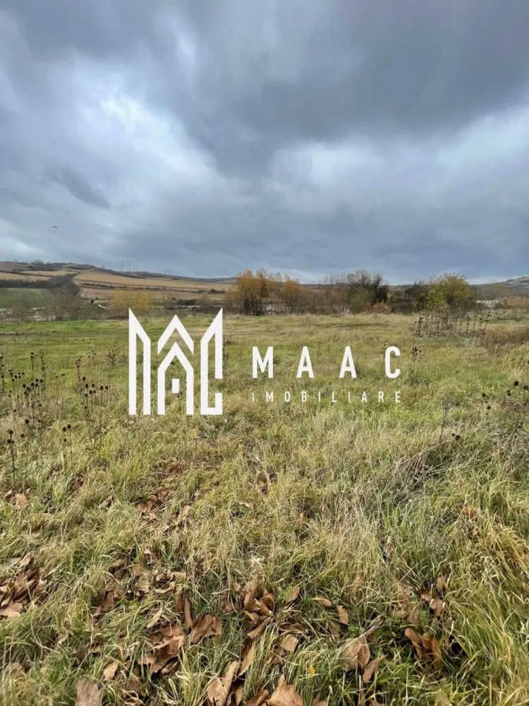 Teren 720 mp| Intravilan |Șura Mare - MAAC Imobiliare vă propune spre vânzare un teren intravilan situat în localitatea Șura Mare, într-o zonă liniștită și aflată în plină dezvoltare, ideal pentru construcția unei case individuale sau pentru investiție imobiliară. Proprietatea beneficiază de o amplasare avantajoasă, oferind acces facil către municipiul Sibiu, dar și un cadru relaxant, cu priveliște plăcută asupra împrejurimilor.

Terenul are o suprafață de 720 mp și dispune de acces direct la drum, aspect important pentru viitoarele proiecte rezidențiale. Utilitățile, precum apa și curentul electric, se află în apropiere, facilitând racordarea și dezvoltarea rapidă a unei construcții.

Poziționarea într-o zonă în continuă dezvoltare transformă această proprietate într-o oportunitate atractivă atât pentru cei care își doresc să construiască o locuință într-un mediu liniștit, cât și pentru investitorii interesați de valorificarea unei zone cu potențial ridicat de creștere.

Caracteristici:
-Teren intravilan
-Suprafață: 720 mp
-Acces direct la drum
-Utilități în apropiere: apă și curent electric
-Zonă liniștită și în dezvoltare
-Acces facil către Sibiu
-Priveliște plăcută asupra împrejurimilor
-Ideal pentru construcție casă individuală sau investiție

Pentru mai multe detalii, vă rugăm să menționați telefonic numărul CP2801059.