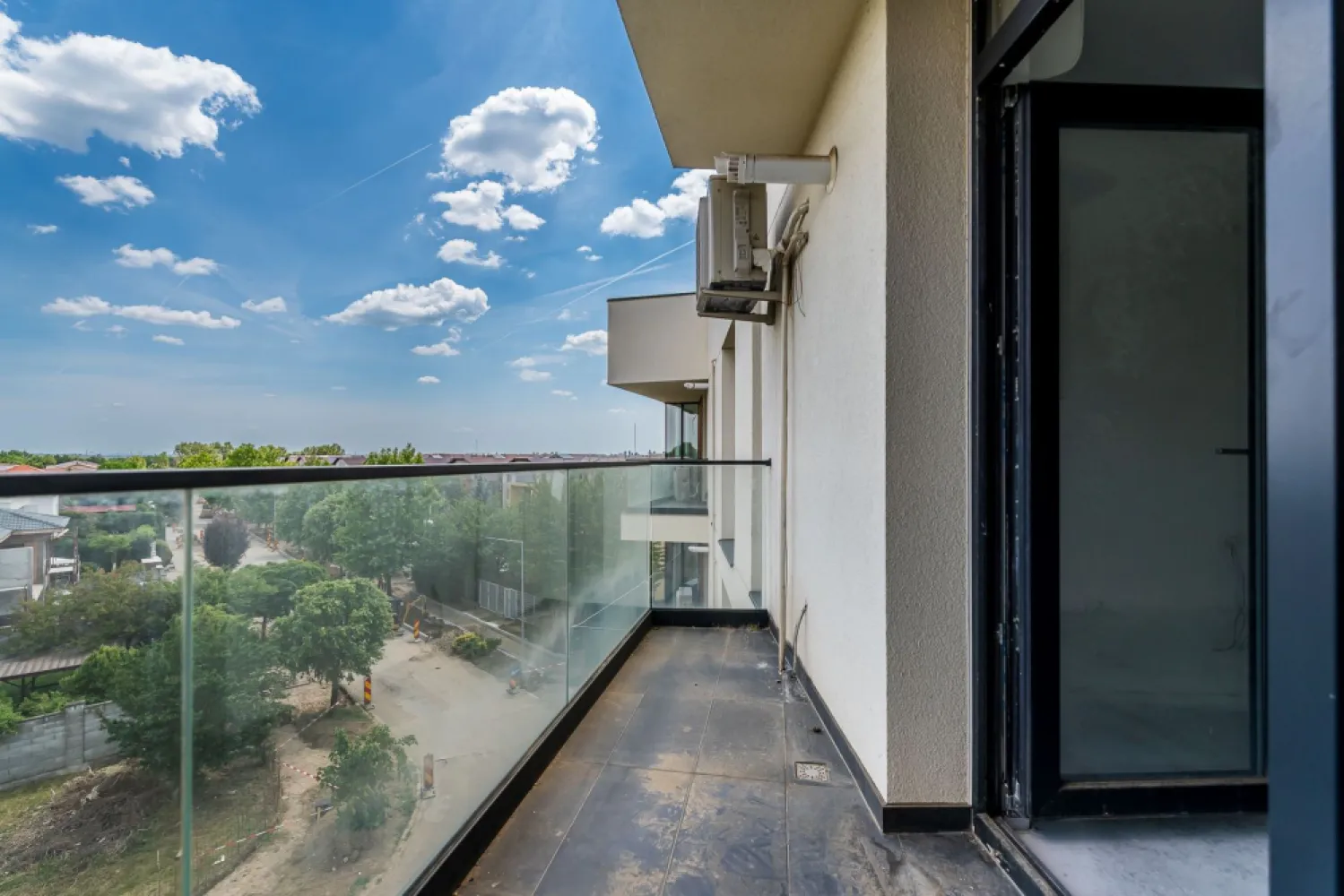 Apartament cu 2 camere, bloc nou, Subcetate, Arad - Subcetate | bloc nou | 2 camere | etaj 3/3 | lift | 65 mp utili | parcare | direct de la dezvoltator

Dacă vrei un apartament într-un bloc nou, într-o zonă liniștită, proprietatea aceasta din Subcetate e o opțiune practică, mai ales pentru cine vrea să evite „surprizele” unei locuințe vechi. Apartamentul este la etajul 3 din 3, într-un imobil cu lift, și are 65 mp utili, cu spațiu suficient pentru un stil de viață confortabil.

Achiziția se face direct de la dezvoltator și ai loc de parcare inclus. 

Apartamentul poate fi preluat în stadiul actual, adică cu centrală proprie, aer condiționat și încălzire în pardoseală, iar dacă îți dorești, se poate finisa contra-cost, astfel încât să intri într-o locuință „la cheie”, fără să gestionezi tu șantierul.

Prețul este de 118.000 EURO + TVA. Fără comision pentru cumpărător!

Pentru mai multe detalii sau programarea unei vizionări, sună-mă acum!

Sunt Mihai Molnar, consultantul tău imobiliar, și aștept apelul sau mesajul tău la numărul de telefon: 0761 899 230

Dacă nu ai suficienți bani, oferim și consultanță financiară gratuită!
