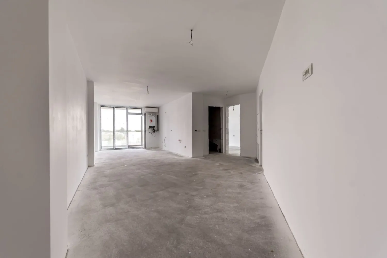 Apartament cu 2 camere, bloc nou, Subcetate, Arad - Subcetate | bloc nou | 2 camere | etaj 3/3 | lift | 65 mp utili | parcare | direct de la dezvoltator

Dacă vrei un apartament într-un bloc nou, într-o zonă liniștită, proprietatea aceasta din Subcetate e o opțiune practică, mai ales pentru cine vrea să evite „surprizele” unei locuințe vechi. Apartamentul este la etajul 3 din 3, într-un imobil cu lift, și are 65 mp utili, cu spațiu suficient pentru un stil de viață confortabil.

Achiziția se face direct de la dezvoltator și ai loc de parcare inclus. 

Apartamentul poate fi preluat în stadiul actual, adică cu centrală proprie, aer condiționat și încălzire în pardoseală, iar dacă îți dorești, se poate finisa contra-cost, astfel încât să intri într-o locuință „la cheie”, fără să gestionezi tu șantierul.

Prețul este de 118.000 EURO + TVA. Fără comision pentru cumpărător!

Pentru mai multe detalii sau programarea unei vizionări, sună-mă acum!

Sunt Mihai Molnar, consultantul tău imobiliar, și aștept apelul sau mesajul tău la numărul de telefon: 0761 899 230

Dacă nu ai suficienți bani, oferim și consultanță financiară gratuită!