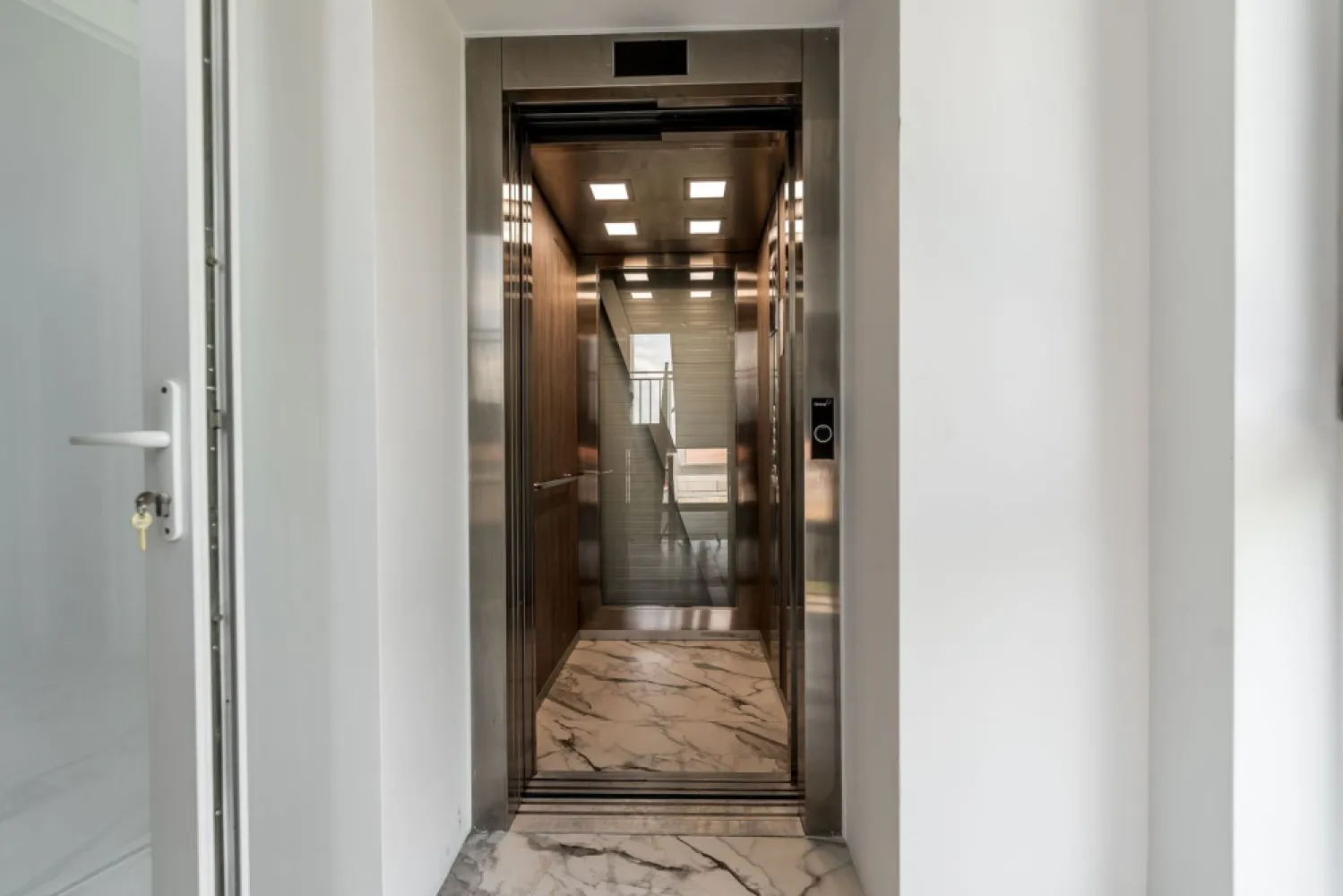 Apartament cu 2 camere, bloc nou, Subcetate, Arad - Subcetate | bloc nou | 2 camere | etaj 3/3 | lift | 65 mp utili | parcare | direct de la dezvoltator

Dacă vrei un apartament într-un bloc nou, într-o zonă liniștită, proprietatea aceasta din Subcetate e o opțiune practică, mai ales pentru cine vrea să evite „surprizele” unei locuințe vechi. Apartamentul este la etajul 3 din 3, într-un imobil cu lift, și are 65 mp utili, cu spațiu suficient pentru un stil de viață confortabil.

Achiziția se face direct de la dezvoltator și ai loc de parcare inclus. 

Apartamentul poate fi preluat în stadiul actual, adică cu centrală proprie, aer condiționat și încălzire în pardoseală, iar dacă îți dorești, se poate finisa contra-cost, astfel încât să intri într-o locuință „la cheie”, fără să gestionezi tu șantierul.

Prețul este de 118.000 EURO + TVA. Fără comision pentru cumpărător!

Pentru mai multe detalii sau programarea unei vizionări, sună-mă acum!

Sunt Mihai Molnar, consultantul tău imobiliar, și aștept apelul sau mesajul tău la numărul de telefon: 0761 899 230

Dacă nu ai suficienți bani, oferim și consultanță financiară gratuită!