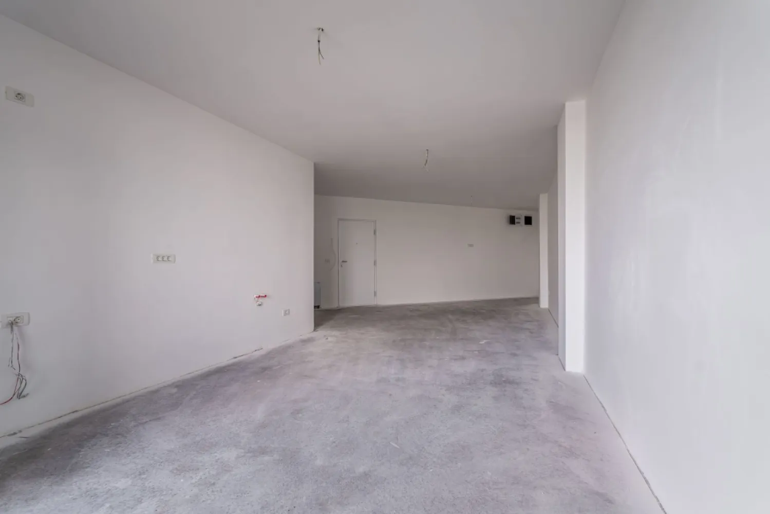 Apartament cu 2 camere, bloc nou, Subcetate, Arad - Subcetate | bloc nou | 2 camere | etaj 3/3 | lift | 65 mp utili | parcare | direct de la dezvoltator

Dacă vrei un apartament într-un bloc nou, într-o zonă liniștită, proprietatea aceasta din Subcetate e o opțiune practică, mai ales pentru cine vrea să evite „surprizele” unei locuințe vechi. Apartamentul este la etajul 3 din 3, într-un imobil cu lift, și are 65 mp utili, cu spațiu suficient pentru un stil de viață confortabil.

Achiziția se face direct de la dezvoltator și ai loc de parcare inclus. 

Apartamentul poate fi preluat în stadiul actual, adică cu centrală proprie, aer condiționat și încălzire în pardoseală, iar dacă îți dorești, se poate finisa contra-cost, astfel încât să intri într-o locuință „la cheie”, fără să gestionezi tu șantierul.

Prețul este de 118.000 EURO + TVA. Fără comision pentru cumpărător!

Pentru mai multe detalii sau programarea unei vizionări, sună-mă acum!

Sunt Mihai Molnar, consultantul tău imobiliar, și aștept apelul sau mesajul tău la numărul de telefon: 0761 899 230

Dacă nu ai suficienți bani, oferim și consultanță financiară gratuită!