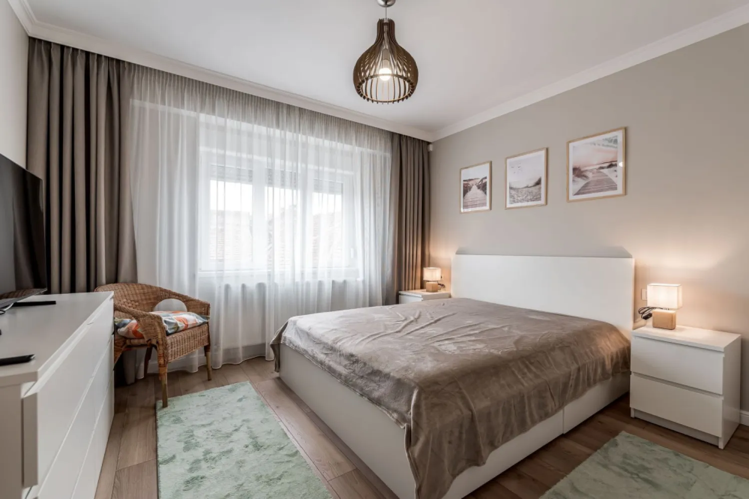 Apartament ultrafinisat la cheie cu 2 camere decomandat Piata Mica - Comision 0%
Apartament ultrafinisat de vânzare în cea mai râvnită zonă din Arad – Aleea Albac
📍 Lângă Camera de Comerț și Piața Mihai Viteazu
Comision 0

Proprietățile apar foarte rar aici – iar aceasta este o oportunitate pe care nu vrei să o ratezi.

🔹 2 camere decomandate
🔹 Etaj 4 din 4, cu pod deasupra și acoperiș nou
🔹 Renovat complet, cu materiale premium și finisaje de top
🔹 Compartimentare practică: hol generos, baie, bucătărie, balcon
🔹 Centrală proprie pe gaz + aer condiționat
🔹 Se vinde mobilat si utilat la cheie conform fotografiilor,

📌 Locație ideală: liniște, vecinătate selectă, proximitate excelentă față de centrul orașului, școli, parcuri și magazine.

Acest apartament este perfect pentru cei care își doresc o locuință elegantă, într-un cartier cu prestigiu, cu toate facilitățile moderne incluse.

📞 Pentru detalii și programarea unei vizionări:
Blaga Flavius – 0754467525 Consultant imobiliar acreditat APAIR (Asociația Profesională a Agenților Imobiliari din România)

Nu dispui de toată suma? Te ajutăm noi gratuit! Îți obținem oferte de la 16 bănci.
Ai o proprietate de vânzare în Arad și vrei să știi cât valorează cu adevărat?

Birou: ACASĂ | Agenție imobiliară Arad
Adresă: Bulevardul Decebal 2, Arad 310133
