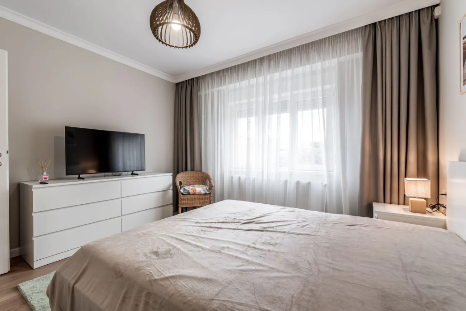 Apartament ultrafinisat la cheie cu 2 camere decomandat Piata Mica - Comision 0%
Apartament ultrafinisat de vânzare în cea mai râvnită zonă din Arad – Aleea Albac
📍 Lângă Camera de Comerț și Piața Mihai Viteazu
Comision 0

Proprietățile apar foarte rar aici – iar aceasta este o oportunitate pe care nu vrei să o ratezi.

🔹 2 camere decomandate
🔹 Etaj 4 din 4, cu pod deasupra și acoperiș nou
🔹 Renovat complet, cu materiale premium și finisaje de top
🔹 Compartimentare practică: hol generos, baie, bucătărie, balcon
🔹 Centrală proprie pe gaz + aer condiționat
🔹 Se vinde mobilat si utilat la cheie conform fotografiilor,

📌 Locație ideală: liniște, vecinătate selectă, proximitate excelentă față de centrul orașului, școli, parcuri și magazine.

Acest apartament este perfect pentru cei care își doresc o locuință elegantă, într-un cartier cu prestigiu, cu toate facilitățile moderne incluse.

📞 Pentru detalii și programarea unei vizionări:
Blaga Flavius – 0754467525 Consultant imobiliar acreditat APAIR (Asociația Profesională a Agenților Imobiliari din România)

Nu dispui de toată suma? Te ajutăm noi gratuit! Îți obținem oferte de la 16 bănci.
Ai o proprietate de vânzare în Arad și vrei să știi cât valorează cu adevărat?

Birou: ACASĂ | Agenție imobiliară Arad
Adresă: Bulevardul Decebal 2, Arad 310133