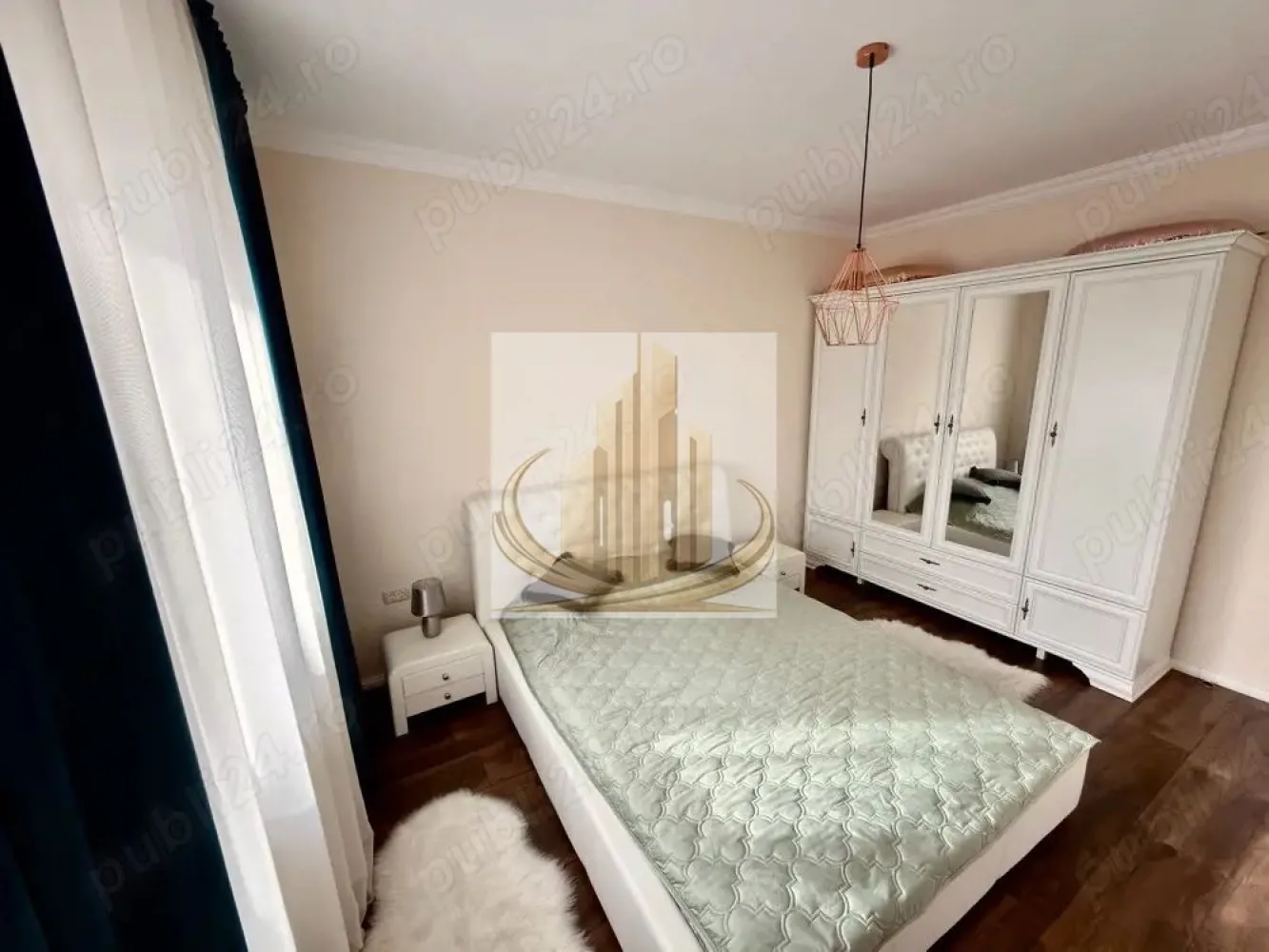 Duplex Modern | 4 Camere | 120 mp Utili | Teren 300 mp, Zonă Liniștita - Grand Mobilis Imobiliare vă propune spre vânzare un duplex modern, situat într-o zonă foarte apreciată din Timișoara, pe o stradă închisă, ferită de trafic și zgomot – ideală pentru o familie care își dorește liniște și confort.

Construit în 2019, imobilul impresionează prin compartimentarea eficientă, spațiile generoase și dotările moderne, fiind pregătit pentru mutare imediată.

📍 Localizare excelentă:
Proprietatea beneficiază de o poziționare ideală – într-o zonă liniștită, dar cu acces facil către principalele artere ale orașului și către Iulius Town. În imediata apropiere se regăsesc magazine și alte puncte de interes, oferind un stil de viață comod și echilibrat.

📐 Date tehnice:

Suprafață utilă: 120 mp
Suprafață teren: 300 mp
An construcție: 2019

🏠 Compartimentare:

Parter:

Hol de acces
Cameră tehnică (dotată cu mașină de spălat, uscător și dressing)
Baie
Spațiu de depozitare sub scară
Living open-space cu bucătărie complet mobilată și utilată
Ieșire către terasă generoasă de 20 mp

💡 Deși bucătăria este open-space, compartimentarea permite închiderea acesteia, în funcție de preferințele viitorului proprietar.

Etaj:

Hol
3 dormitoare
Baie
Dressing
Ieșire către terasă și acces la pod

✨ Dotări & beneficii:

Încălzire în pardoseală
Centrală termică proprie pe gaz
Sistem de climatizare în fiecare cameră
Sistem de supraveghere video
Sistem de alarmă
Porți automate cu deschidere electrică

🌿 Exterior:
Curtea este complet amenajată, cu pavele, piatră decorativă și spații verzi atent întreținute – un spațiu ideal pentru relaxare și timp petrecut în familie.

💛 De ce să alegi această proprietate?
Pentru liniștea oferită de o stradă închisă, confortul unei case moderne și poziționarea excelentă, care îți oferă acces rapid către oraș și toate facilitățile necesare.

📞 Pentru mai multe detalii sau programarea unei vizionări, echipa Grand Mobilis Imobiliare vă stă la dispoziție!
ID Intern: CP3036624