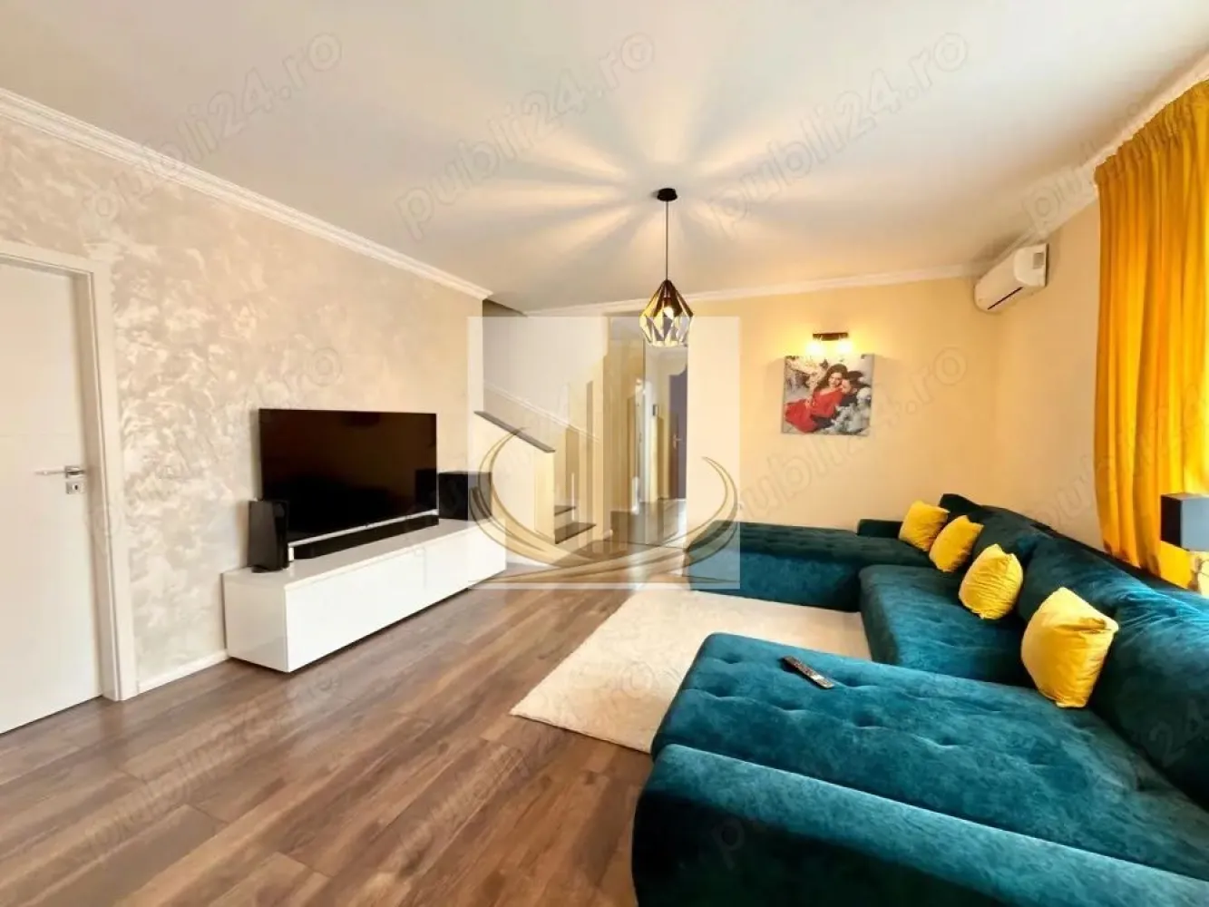 Duplex Modern | 4 Camere | 120 mp Utili | Teren 300 mp, Zonă Liniștita - Grand Mobilis Imobiliare vă propune spre vânzare un duplex modern, situat într-o zonă foarte apreciată din Timișoara, pe o stradă închisă, ferită de trafic și zgomot – ideală pentru o familie care își dorește liniște și confort.

Construit în 2019, imobilul impresionează prin compartimentarea eficientă, spațiile generoase și dotările moderne, fiind pregătit pentru mutare imediată.

📍 Localizare excelentă:
Proprietatea beneficiază de o poziționare ideală – într-o zonă liniștită, dar cu acces facil către principalele artere ale orașului și către Iulius Town. În imediata apropiere se regăsesc magazine și alte puncte de interes, oferind un stil de viață comod și echilibrat.

📐 Date tehnice:

Suprafață utilă: 120 mp
Suprafață teren: 300 mp
An construcție: 2019

🏠 Compartimentare:

Parter:

Hol de acces
Cameră tehnică (dotată cu mașină de spălat, uscător și dressing)
Baie
Spațiu de depozitare sub scară
Living open-space cu bucătărie complet mobilată și utilată
Ieșire către terasă generoasă de 20 mp

💡 Deși bucătăria este open-space, compartimentarea permite închiderea acesteia, în funcție de preferințele viitorului proprietar.

Etaj:

Hol
3 dormitoare
Baie
Dressing
Ieșire către terasă și acces la pod

✨ Dotări & beneficii:

Încălzire în pardoseală
Centrală termică proprie pe gaz
Sistem de climatizare în fiecare cameră
Sistem de supraveghere video
Sistem de alarmă
Porți automate cu deschidere electrică

🌿 Exterior:
Curtea este complet amenajată, cu pavele, piatră decorativă și spații verzi atent întreținute – un spațiu ideal pentru relaxare și timp petrecut în familie.

💛 De ce să alegi această proprietate?
Pentru liniștea oferită de o stradă închisă, confortul unei case moderne și poziționarea excelentă, care îți oferă acces rapid către oraș și toate facilitățile necesare.

📞 Pentru mai multe detalii sau programarea unei vizionări, echipa Grand Mobilis Imobiliare vă stă la dispoziție!
ID Intern: CP3036624