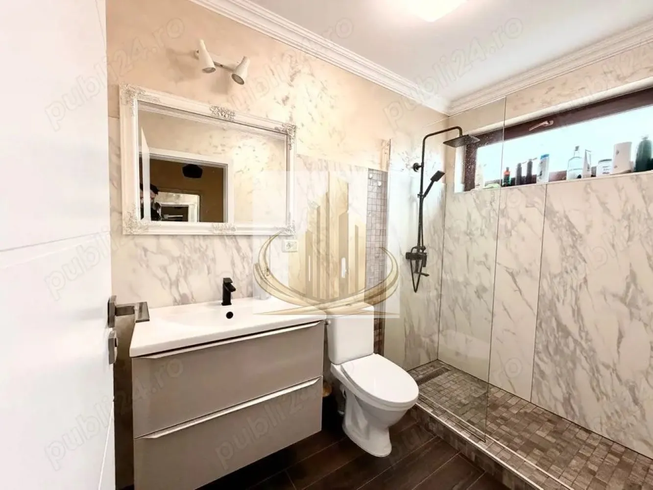 Duplex Modern | 4 Camere | 120 mp Utili | Teren 300 mp, Zonă Liniștita - Grand Mobilis Imobiliare vă propune spre vânzare un duplex modern, situat într-o zonă foarte apreciată din Timișoara, pe o stradă închisă, ferită de trafic și zgomot – ideală pentru o familie care își dorește liniște și confort.

Construit în 2019, imobilul impresionează prin compartimentarea eficientă, spațiile generoase și dotările moderne, fiind pregătit pentru mutare imediată.

📍 Localizare excelentă:
Proprietatea beneficiază de o poziționare ideală – într-o zonă liniștită, dar cu acces facil către principalele artere ale orașului și către Iulius Town. În imediata apropiere se regăsesc magazine și alte puncte de interes, oferind un stil de viață comod și echilibrat.

📐 Date tehnice:

Suprafață utilă: 120 mp
Suprafață teren: 300 mp
An construcție: 2019

🏠 Compartimentare:

Parter:

Hol de acces
Cameră tehnică (dotată cu mașină de spălat, uscător și dressing)
Baie
Spațiu de depozitare sub scară
Living open-space cu bucătărie complet mobilată și utilată
Ieșire către terasă generoasă de 20 mp

💡 Deși bucătăria este open-space, compartimentarea permite închiderea acesteia, în funcție de preferințele viitorului proprietar.

Etaj:

Hol
3 dormitoare
Baie
Dressing
Ieșire către terasă și acces la pod

✨ Dotări & beneficii:

Încălzire în pardoseală
Centrală termică proprie pe gaz
Sistem de climatizare în fiecare cameră
Sistem de supraveghere video
Sistem de alarmă
Porți automate cu deschidere electrică

🌿 Exterior:
Curtea este complet amenajată, cu pavele, piatră decorativă și spații verzi atent întreținute – un spațiu ideal pentru relaxare și timp petrecut în familie.

💛 De ce să alegi această proprietate?
Pentru liniștea oferită de o stradă închisă, confortul unei case moderne și poziționarea excelentă, care îți oferă acces rapid către oraș și toate facilitățile necesare.

📞 Pentru mai multe detalii sau programarea unei vizionări, echipa Grand Mobilis Imobiliare vă stă la dispoziție!
ID Intern: CP3036624