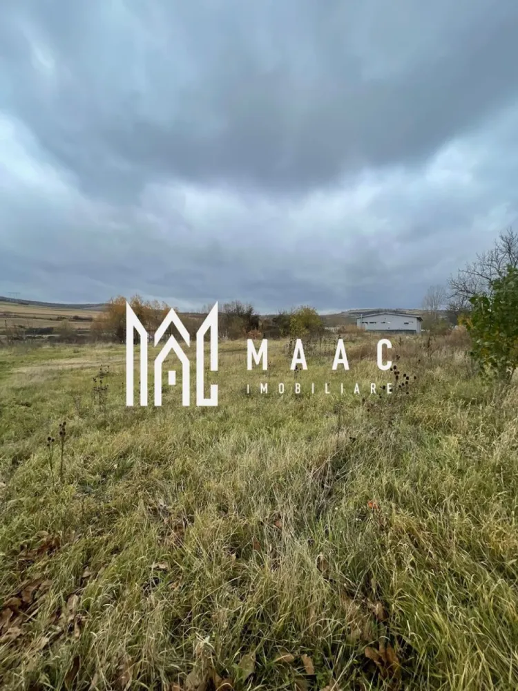 Teren 720 mp| Intravilan |Șura Mare - MAAC Imobiliare vă propune spre vânzare un teren intravilan situat în localitatea Șura Mare, într-o zonă liniștită și aflată în plină dezvoltare, ideal pentru construcția unei case individuale sau pentru investiție imobiliară. Proprietatea beneficiază de o amplasare avantajoasă, oferind acces facil către municipiul Sibiu, dar și un cadru relaxant, cu priveliște plăcută asupra împrejurimilor.

Terenul are o suprafață de 720 mp și dispune de acces direct la drum, aspect important pentru viitoarele proiecte rezidențiale. Utilitățile, precum apa și curentul electric, se află în apropiere, facilitând racordarea și dezvoltarea rapidă a unei construcții.

Poziționarea într-o zonă în continuă dezvoltare transformă această proprietate într-o oportunitate atractivă atât pentru cei care își doresc să construiască o locuință într-un mediu liniștit, cât și pentru investitorii interesați de valorificarea unei zone cu potențial ridicat de creștere.

Caracteristici:
-Teren intravilan
-Suprafață: 720 mp
-Acces direct la drum
-Utilități în apropiere: apă și curent electric
-Zonă liniștită și în dezvoltare
-Acces facil către Sibiu
-Priveliște plăcută asupra împrejurimilor
-Ideal pentru construcție casă individuală sau investiție

Pentru mai multe detalii, vă rugăm să menționați telefonic numărul CP2801059.
