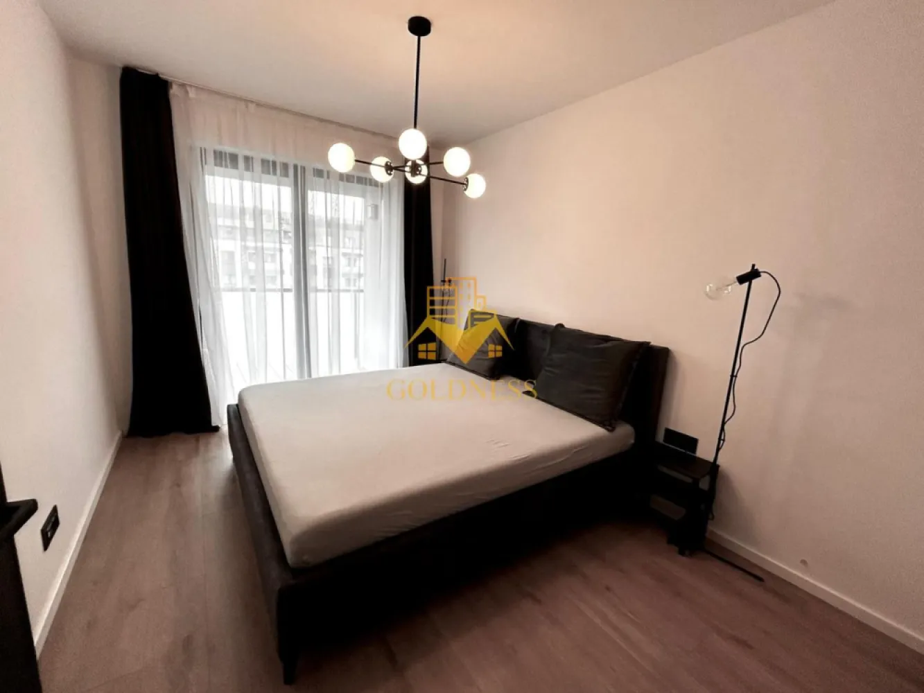 2 camere open space, Premium,Parcare, Liberty, Zona Semicentral, Iris - GOLDNESS Imobiliare vă propune spre închiriere un apartament cu 2 camere open space, complet mobilat și utilat, la etajul 5 într-un imobil de 6 etaje, în Cartierul Iris.
Dispune de loc de parcare subteran!
Se află în apropierea stațiilor de transport în comun, magazine, restaurante, spații verzi, farmacii, etc. 

Apartamentul este compartimentat astfel:
 - dormitor cu pat matrimonial, dressing, noptiere
 - living cu bucatarie open space complet utilată și mobilată, canapea extensibilă, loc de servit masa 
 - baie cu cabina de dus, calorifer port prosop și dulap pentru depozitare.
 - balcon de 4 mp.

Imobilul este dotat cu toate cele necesare- centrală proprie, frigider, aragaz, hotă, mașină de spălat haine, etc. 

Dacă sunteți interesați de acest apartament și doriți să îl vizionați, dar și pentru alte oferte nu ezitați să ne contactați telefonic sau prin e-mail. Vă stăm la dispoziție!
Pentru intermediere se percepe un comision de 50% din prețul chiriei!