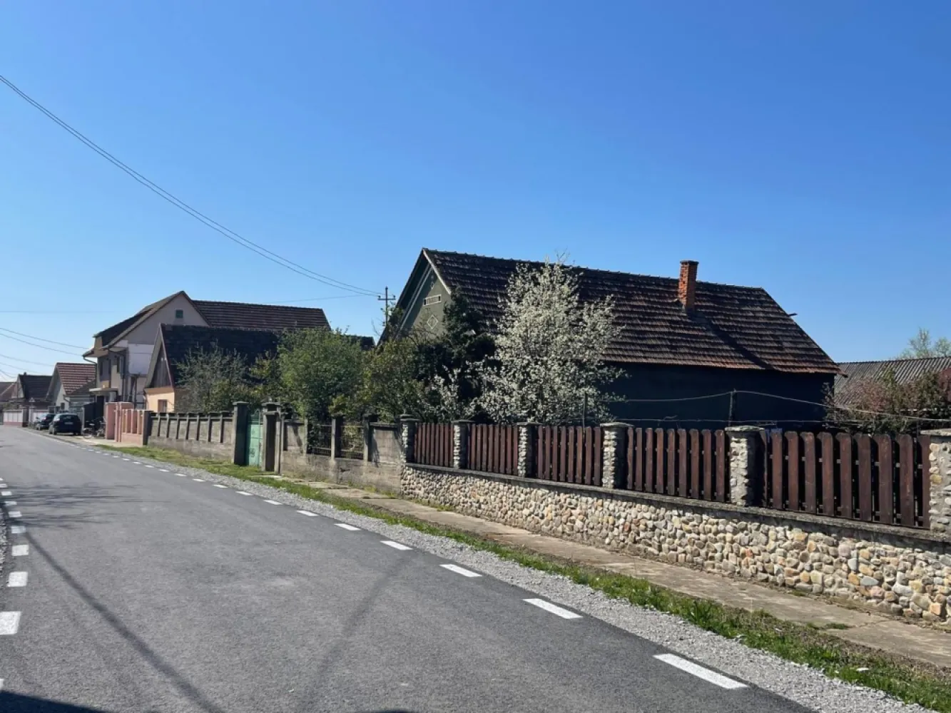Casă tradițională la sat +teren 1.500 mp. Sat Săbolciu-46.500euro neg - Casă tradițională cu teren generos de 1.500 mp, la doar 18 km de Oradea | Săbolciu | 

Dacă îți dorești liniștea vieții la sat, fără să renunți la accesul rapid către oraș, această proprietate poate fi alegerea potrivită.

Situată în zona centrală a satului Săbolciu (comuna Săcădat), la doar 18 km de Oradea, proprietatea oferă o casă tradițională, anexe gospodărești și un teren generos de 1.500 mp, ideal atât pentru locuință permanentă, cât și pentru gospodărie, casă de vacanță sau investiție.

✅ Avantaje:
• Poziție centrală, cu acces facil
• Drum asfaltat în fața proprietății
• Teren împrejmuit
• Gard de beton la stradă
• Front stradal de aproximativ 30 ml
• Posibilitate de dezmembrare pentru un nou loc de casă
• Utilități :curent, apa, canalizare

🏠 Casa (construită în 1975) pe fundatie de beton este compusă din două corpuri:
• Corp principal: 3 camere
• Corp secundar: bucătărie de vară și anexe gospodărești
• Încălzire pe lemne

🌳 Teren: 1.500 mp
Spațiu suficient pentru grădină, livadă, extindere sau construcție suplimentară.

💰 Preț: 46.500 € negociabil
✔ Comision 0 pentru cumpărător

📞 Pentru detalii și programarea unei vizionări:
Sorin Gligor – 0731 290 032