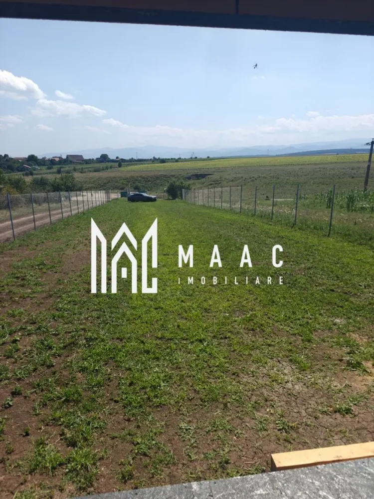 Teren Extravilan 625 mp I Front Stradal 46 m I Sura Mică I Sibiu - MAAC Imobiliare vă propune spre vânzare parcele de teren extravilan situate în Șura Mică, județul Sibiu, cu potențial ridicat de dezvoltare, fiecare parcelă având suprafața de 625 mp și deschidere la stradă de aproximativ 46 ml. Terenurile sunt cuprinse în PUG pentru trecerea în intravilan, ceea ce le transformă într-o oportunitate excelentă de investiție pe termen mediu și lung.

Caracteristici teren – Șura Mică, jud. Sibiu
Suprafață parcelă: 625 mp
Front stradal: aprox. 46 ml
Regim teren: extravilan
Terenul este cuprins în PUG pentru trecerea în intravilan
Acces facil la drum
Zonă în plină dezvoltare

Avantaje
Aceste parcele de teren reprezintă o oportunitate atractivă pentru investiție, datorită poziționării într-o zonă în continuă dezvoltare și a faptului că sunt incluse în Planul Urbanistic General pentru viitoare introducere în intravilan.

Suprafața generoasă și deschiderea mare la stradă permit multiple posibilități de dezvoltare, fie pentru construcția unei locuințe individuale, fie pentru proiecte rezidențiale viitoare.

Potențial de dezvoltare
Zona Șura Mică se află într-o expansiune urbană accelerată, fiind tot mai căutată datorită apropierii de Sibiu și a accesului facil către oraș. Odată cu trecerea terenului în intravilan, valoarea proprietății poate crește semnificativ, ceea ce face ca aceste parcele să fie potrivite atât pentru construcție, cât și pentru investiție.

Pentru mai multe detalii sau pentru a programa o vizionare, nu ezitați să ne contactați. Menționați ID-ul anunțului: CP2915504.