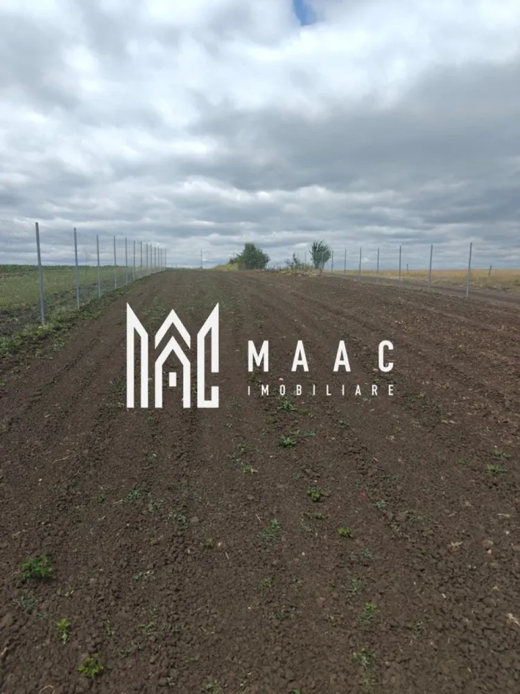 Teren Extravilan 625 mp I Front Stradal 46 m I Sura Mică I Sibiu - MAAC Imobiliare vă propune spre vânzare parcele de teren extravilan situate în Șura Mică, județul Sibiu, cu potențial ridicat de dezvoltare, fiecare parcelă având suprafața de 625 mp și deschidere la stradă de aproximativ 46 ml. Terenurile sunt cuprinse în PUG pentru trecerea în intravilan, ceea ce le transformă într-o oportunitate excelentă de investiție pe termen mediu și lung.

Caracteristici teren – Șura Mică, jud. Sibiu
Suprafață parcelă: 625 mp
Front stradal: aprox. 46 ml
Regim teren: extravilan
Terenul este cuprins în PUG pentru trecerea în intravilan
Acces facil la drum
Zonă în plină dezvoltare

Avantaje
Aceste parcele de teren reprezintă o oportunitate atractivă pentru investiție, datorită poziționării într-o zonă în continuă dezvoltare și a faptului că sunt incluse în Planul Urbanistic General pentru viitoare introducere în intravilan.

Suprafața generoasă și deschiderea mare la stradă permit multiple posibilități de dezvoltare, fie pentru construcția unei locuințe individuale, fie pentru proiecte rezidențiale viitoare.

Potențial de dezvoltare
Zona Șura Mică se află într-o expansiune urbană accelerată, fiind tot mai căutată datorită apropierii de Sibiu și a accesului facil către oraș. Odată cu trecerea terenului în intravilan, valoarea proprietății poate crește semnificativ, ceea ce face ca aceste parcele să fie potrivite atât pentru construcție, cât și pentru investiție.

Pentru mai multe detalii sau pentru a programa o vizionare, nu ezitați să ne contactați. Menționați ID-ul anunțului: CP2915504.