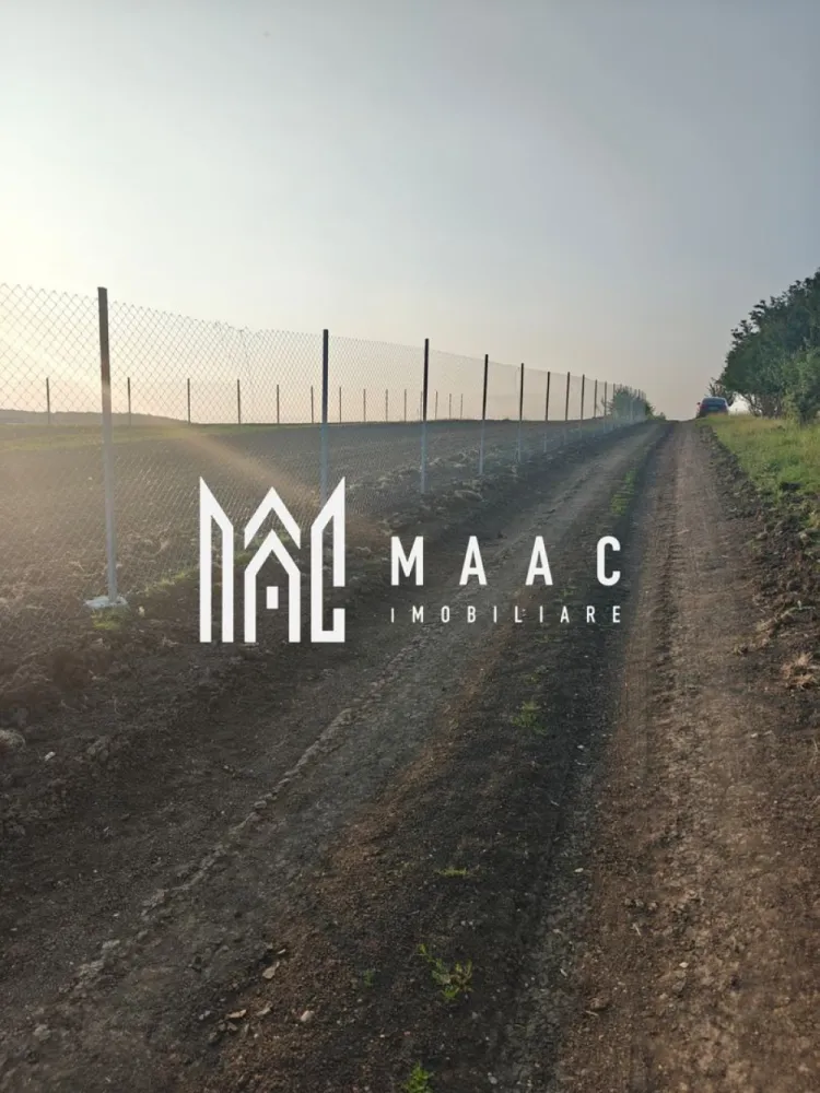 Teren Extravilan 625 mp I Front Stradal 46 m I Sura Mică I Sibiu - MAAC Imobiliare vă propune spre vânzare parcele de teren extravilan situate în Șura Mică, județul Sibiu, cu potențial ridicat de dezvoltare, fiecare parcelă având suprafața de 625 mp și deschidere la stradă de aproximativ 46 ml. Terenurile sunt cuprinse în PUG pentru trecerea în intravilan, ceea ce le transformă într-o oportunitate excelentă de investiție pe termen mediu și lung.

Caracteristici teren – Șura Mică, jud. Sibiu
Suprafață parcelă: 625 mp
Front stradal: aprox. 46 ml
Regim teren: extravilan
Terenul este cuprins în PUG pentru trecerea în intravilan
Acces facil la drum
Zonă în plină dezvoltare

Avantaje
Aceste parcele de teren reprezintă o oportunitate atractivă pentru investiție, datorită poziționării într-o zonă în continuă dezvoltare și a faptului că sunt incluse în Planul Urbanistic General pentru viitoare introducere în intravilan.

Suprafața generoasă și deschiderea mare la stradă permit multiple posibilități de dezvoltare, fie pentru construcția unei locuințe individuale, fie pentru proiecte rezidențiale viitoare.

Potențial de dezvoltare
Zona Șura Mică se află într-o expansiune urbană accelerată, fiind tot mai căutată datorită apropierii de Sibiu și a accesului facil către oraș. Odată cu trecerea terenului în intravilan, valoarea proprietății poate crește semnificativ, ceea ce face ca aceste parcele să fie potrivite atât pentru construcție, cât și pentru investiție.

Pentru mai multe detalii sau pentru a programa o vizionare, nu ezitați să ne contactați. Menționați ID-ul anunțului: CP2915504.