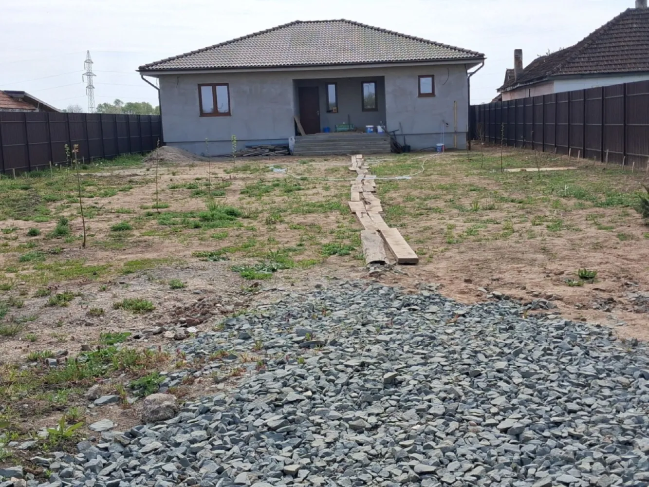 BRASADAS vinde casa individuala NOUA in Balta Blonda. - Agentia Imobiliara BRASADAS vinde sau inchiriaza casa individuala finalizata in 2026 de tip PARTER situata in Balta Blonda cu teren aferent de 9600 mp.
Are doua dormitoare, living si bucatarie deschisa, incalzire prin pardoseala. 
Www.brasadas.com.