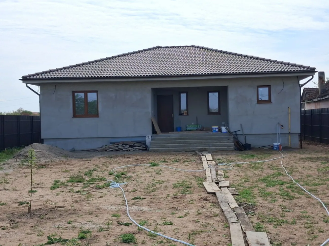 BRASADAS vinde casa individuala NOUA in Balta Blonda. - Agentia Imobiliara BRASADAS vinde sau inchiriaza casa individuala finalizata in 2026 de tip PARTER situata in Balta Blonda cu teren aferent de 9600 mp.
Are doua dormitoare, living si bucatarie deschisa, incalzire prin pardoseala. 
Www.brasadas.com.