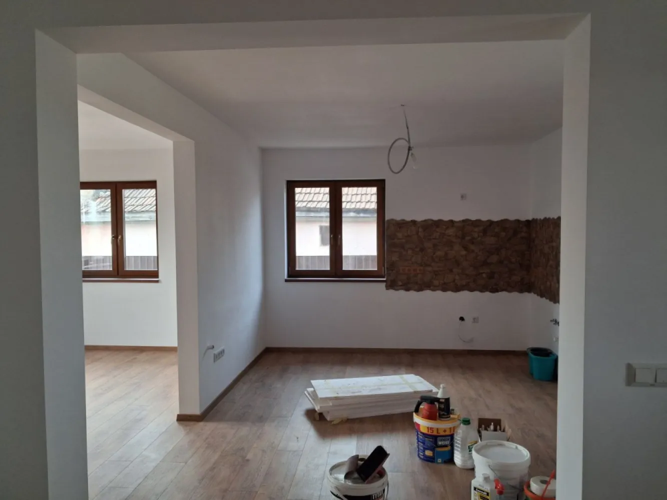 BRASADAS vinde casa individuala NOUA in Balta Blonda. - Agentia Imobiliara BRASADAS vinde sau inchiriaza casa individuala finalizata in 2026 de tip PARTER situata in Balta Blonda cu teren aferent de 9600 mp.
Are doua dormitoare, living si bucatarie deschisa, incalzire prin pardoseala. 
Www.brasadas.com.