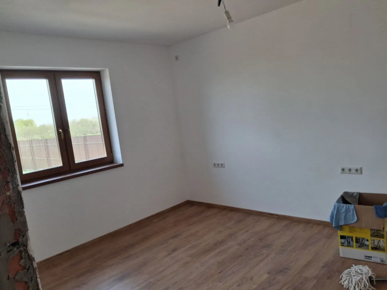 BRASADAS vinde casa individuala NOUA in Balta Blonda. - Agentia Imobiliara BRASADAS vinde sau inchiriaza casa individuala finalizata in 2026 de tip PARTER situata in Balta Blonda cu teren aferent de 9600 mp.
Are doua dormitoare, living si bucatarie deschisa, incalzire prin pardoseala. 
Www.brasadas.com.