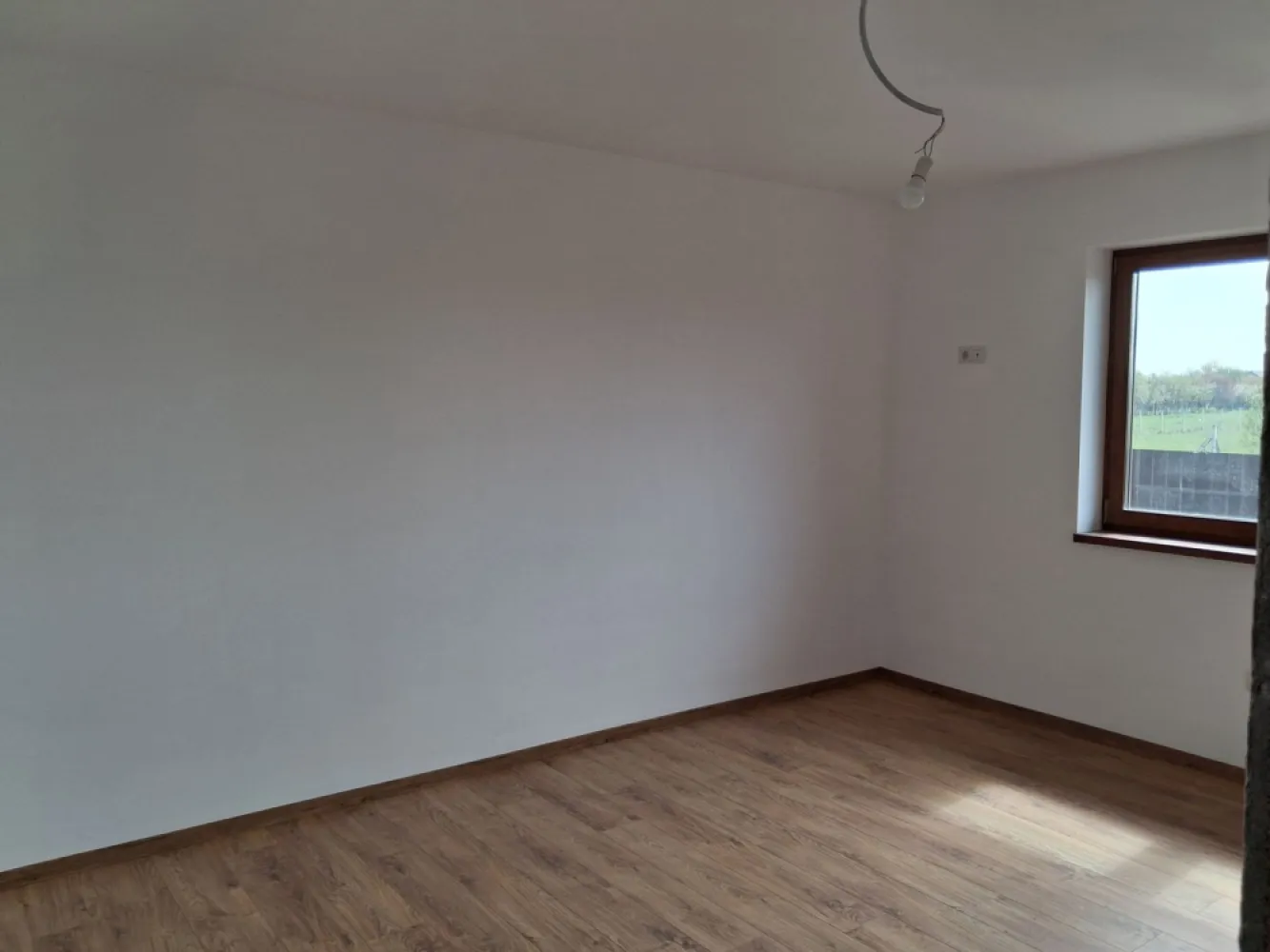 BRASADAS vinde casa individuala NOUA in Balta Blonda. - Agentia Imobiliara BRASADAS vinde sau inchiriaza casa individuala finalizata in 2026 de tip PARTER situata in Balta Blonda cu teren aferent de 9600 mp.
Are doua dormitoare, living si bucatarie deschisa, incalzire prin pardoseala. 
Www.brasadas.com.